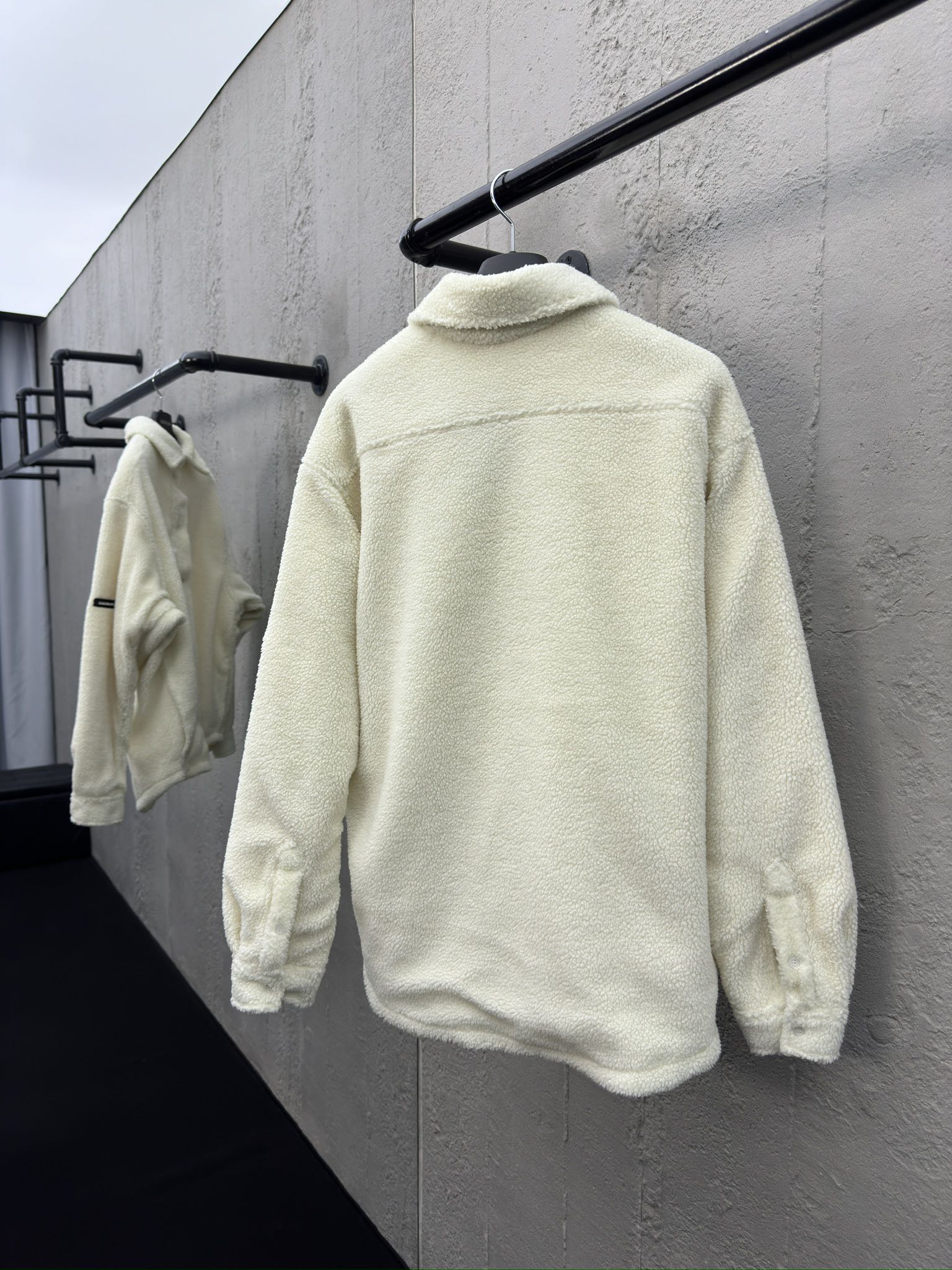 Balenciaga 胶标羊羔毛泰迪外套 2