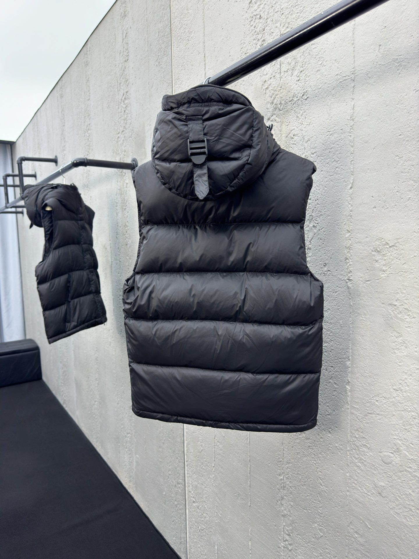 BURBERRY 可拆卸袖子格纹连帽羽绒服 4