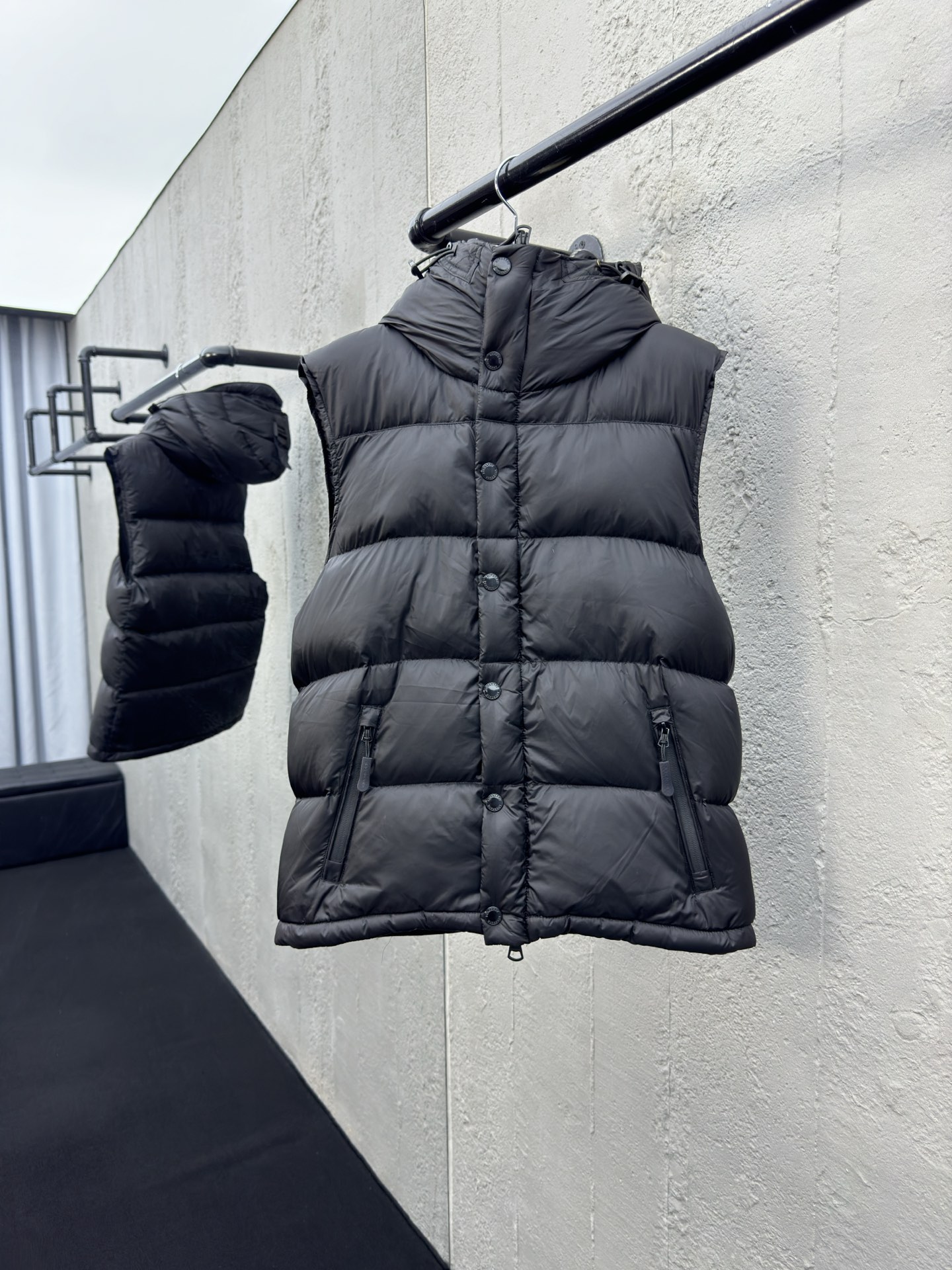 BURBERRY 可拆卸袖子格纹连帽羽绒服 3