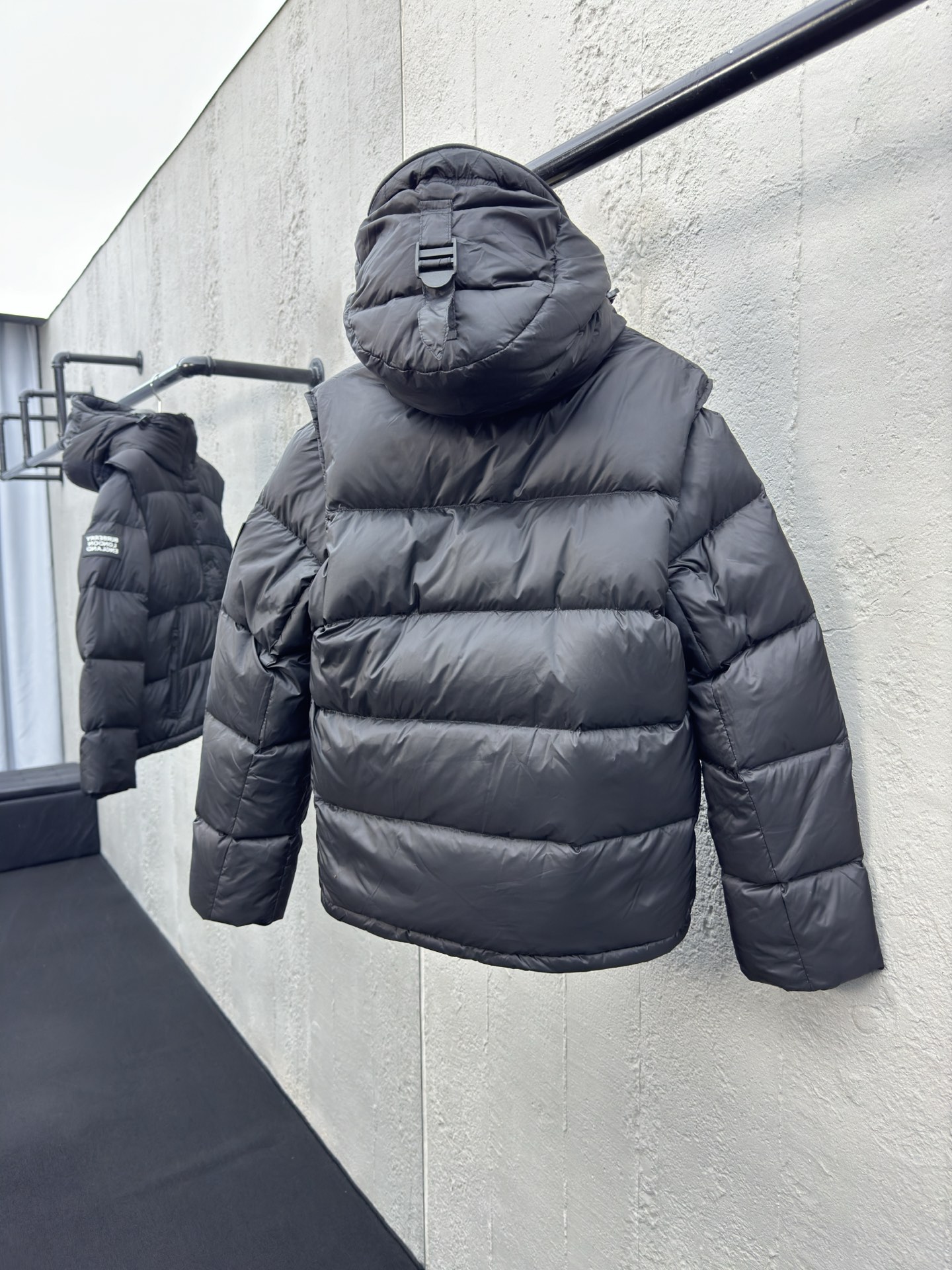 BURBERRY 可拆卸袖子格纹连帽羽绒服 2
