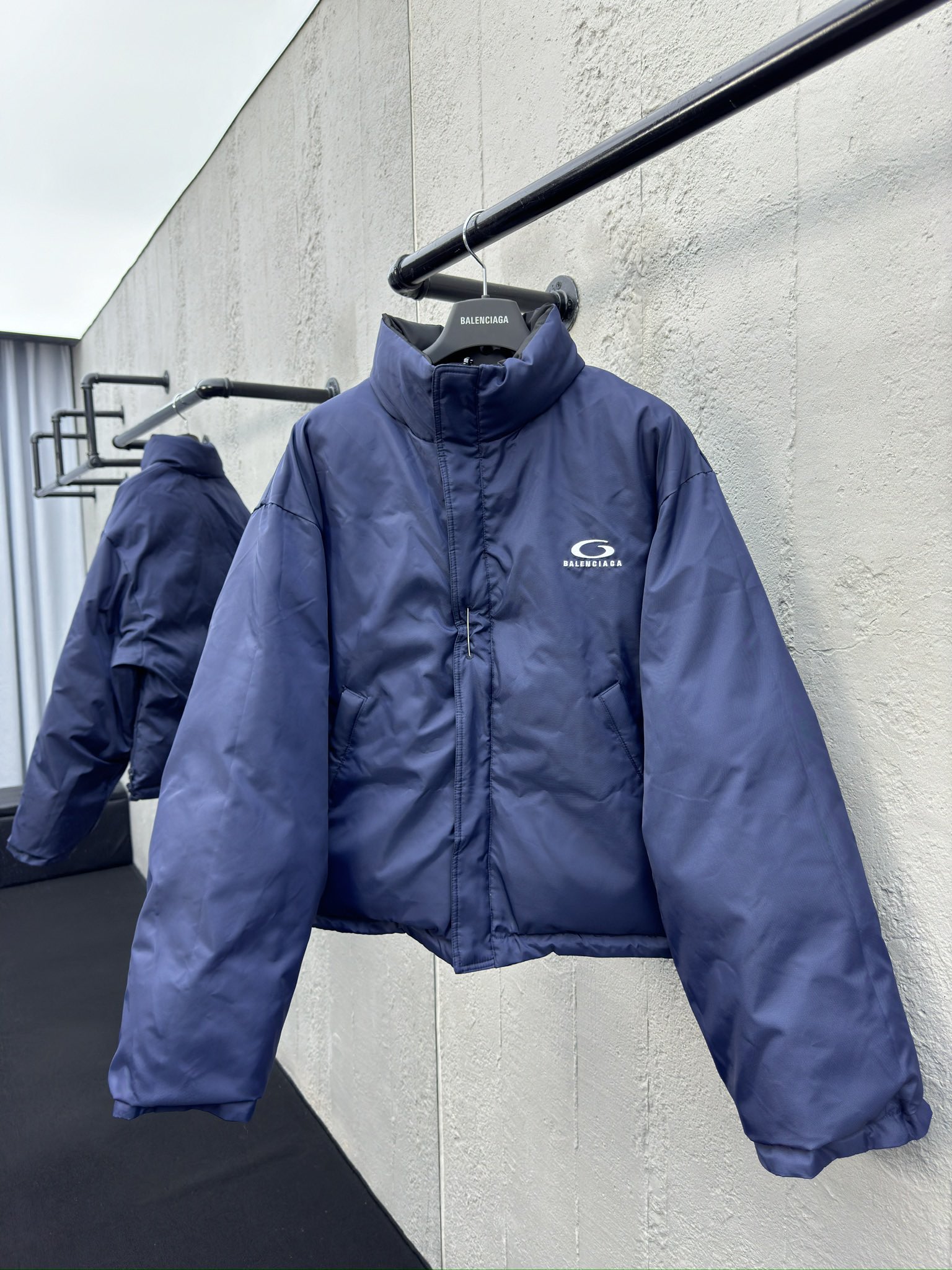 Balenciaga 刺绣款别针双面穿棉服外套 3