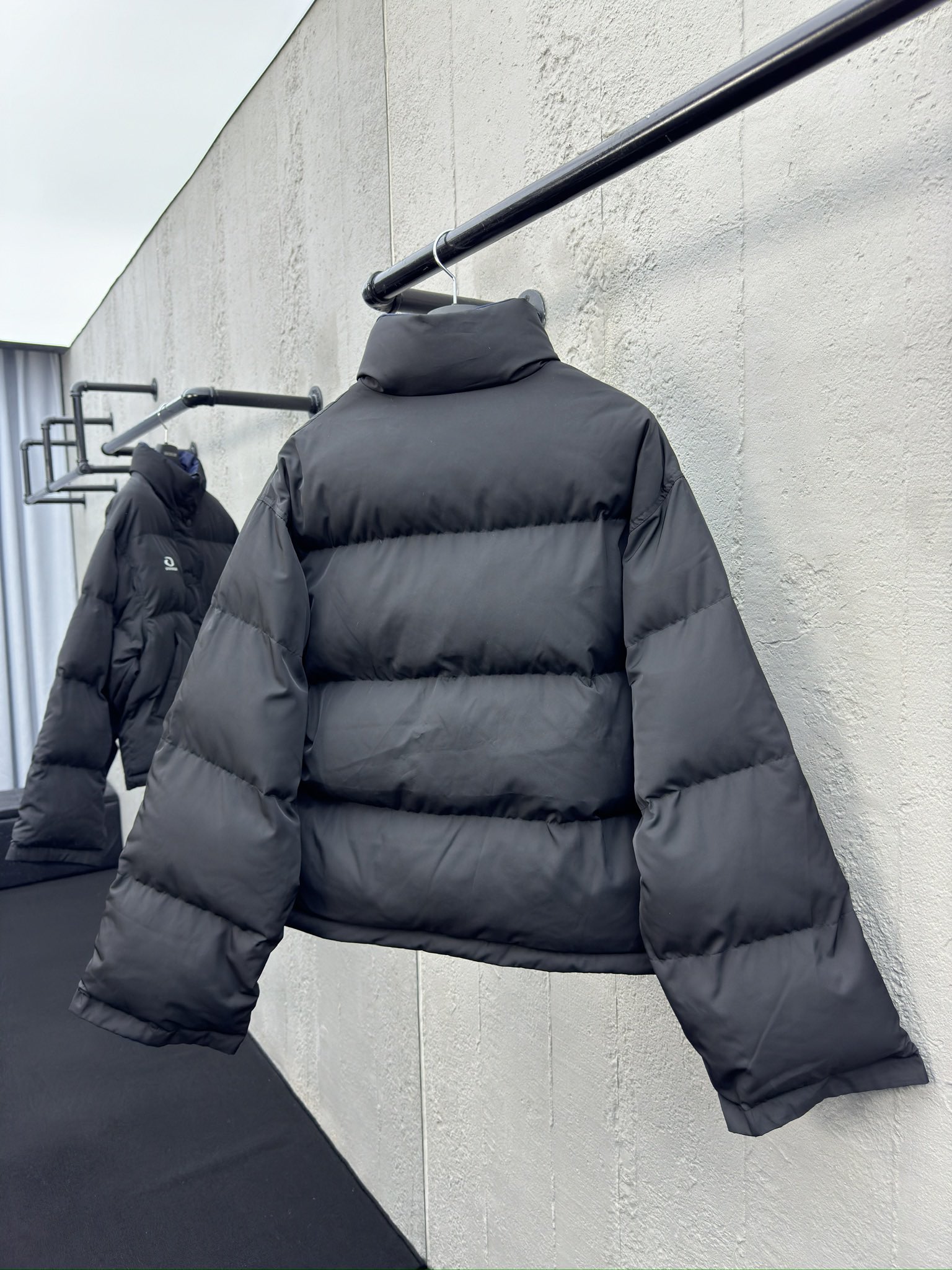 Balenciaga 刺绣款别针双面穿棉服外套 2