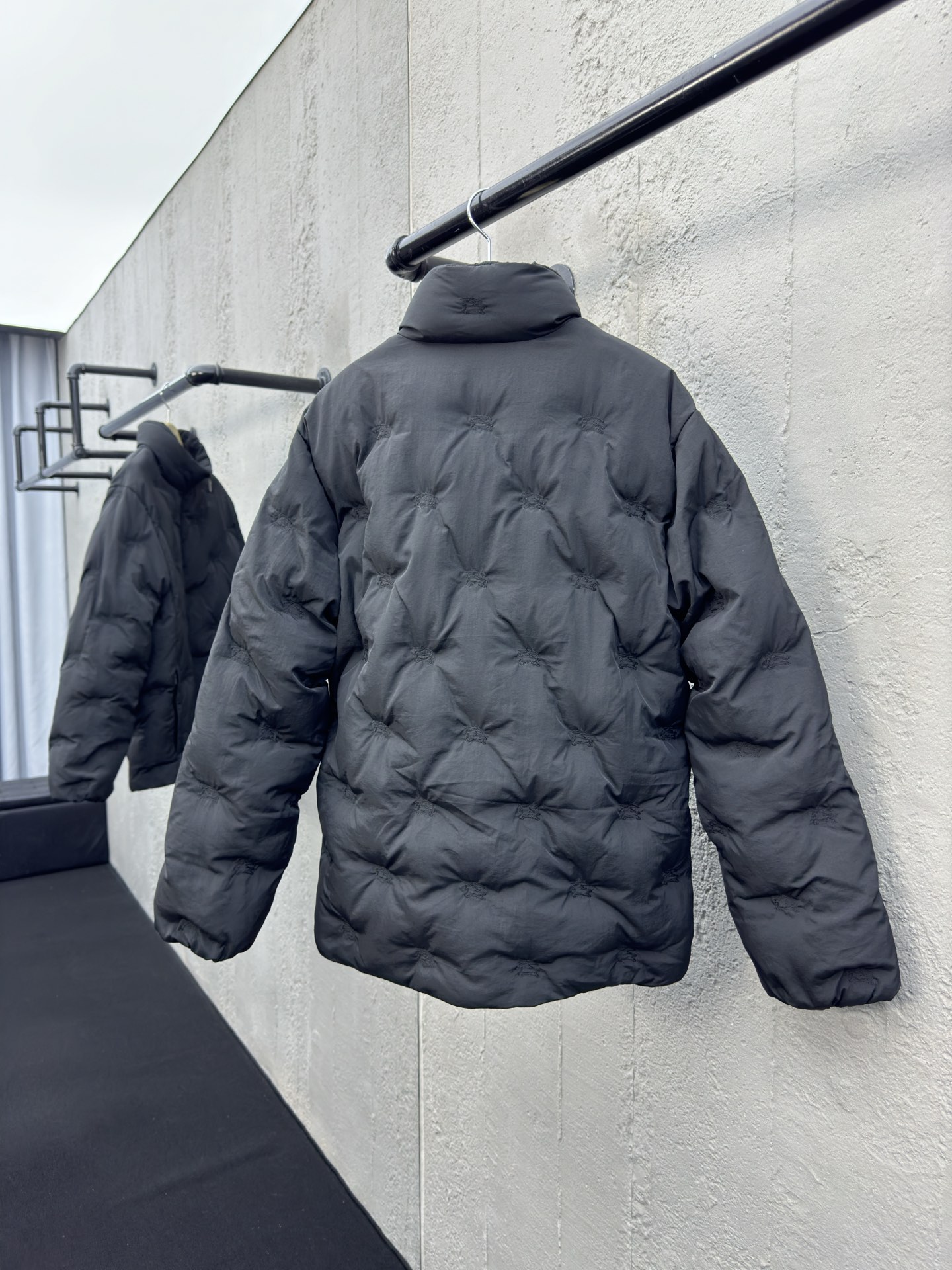 BURBERRY 战马骑士刺绣羽绒外套 2