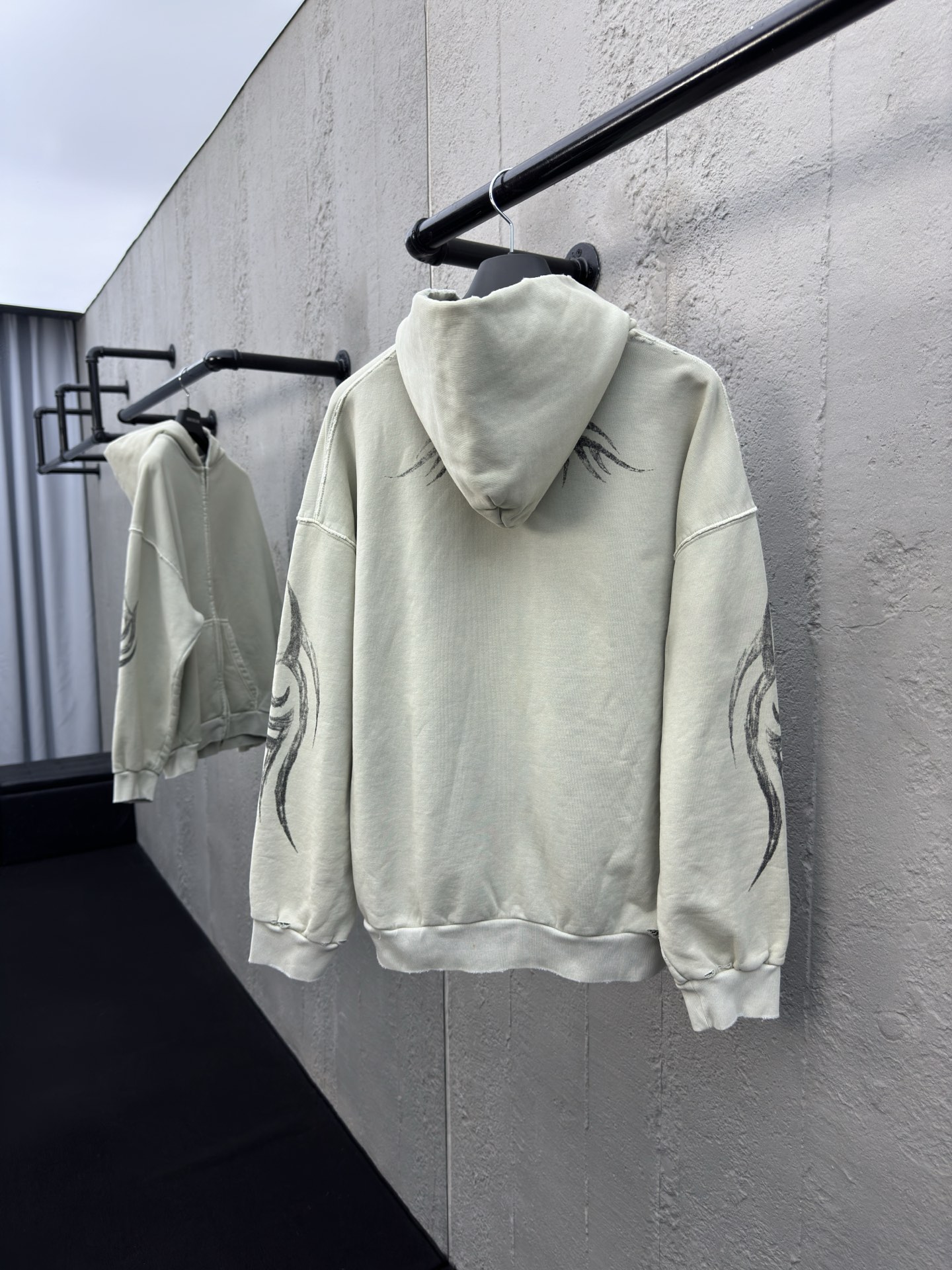 Balenciaga 龙纹涂鸦拉链外套 2
