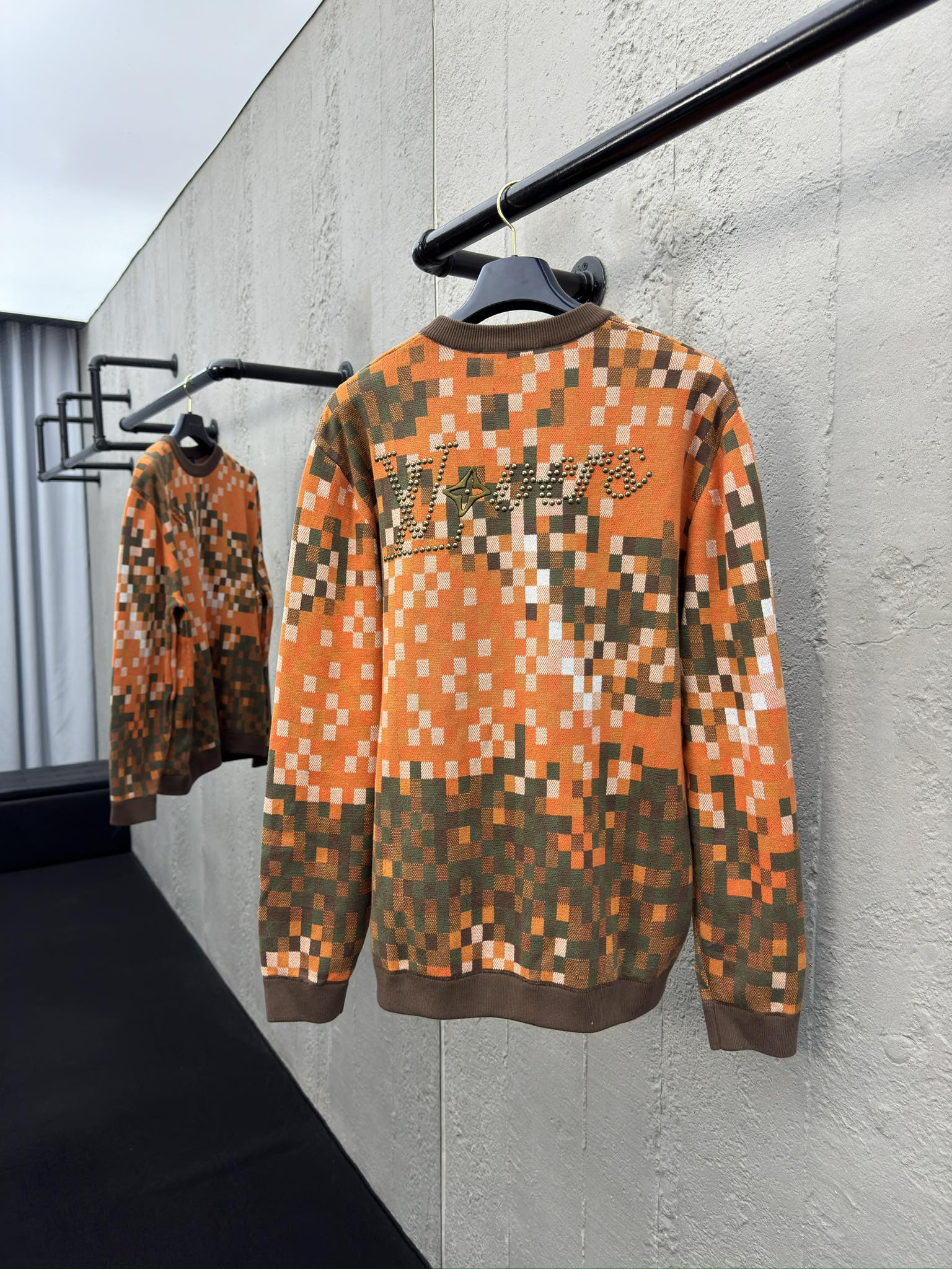 LOUIS VUITTON 马赛克棋盘格铆钉卫衣 2