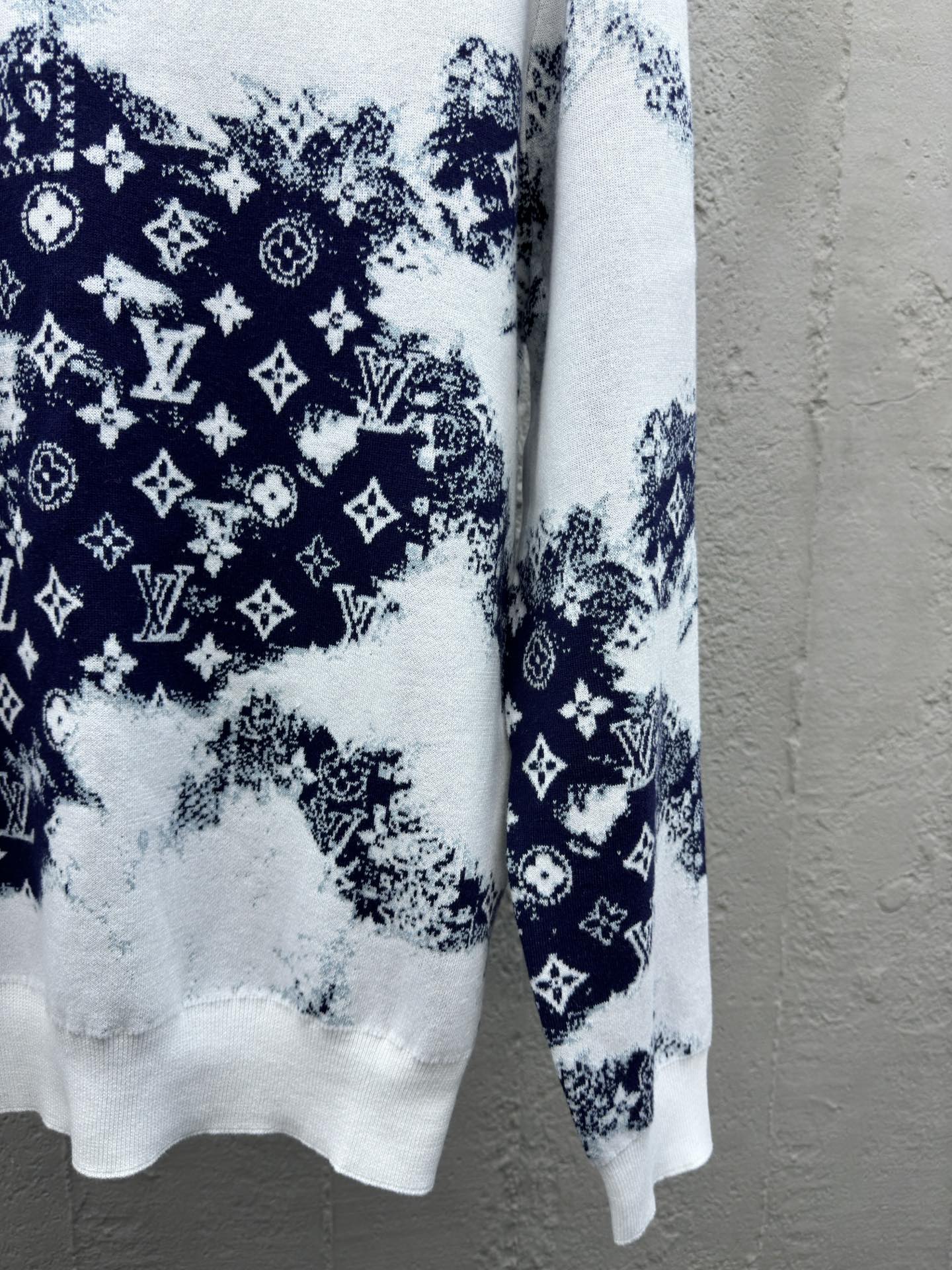LOUIS VUITTON 蓝白渐变毛衣 7