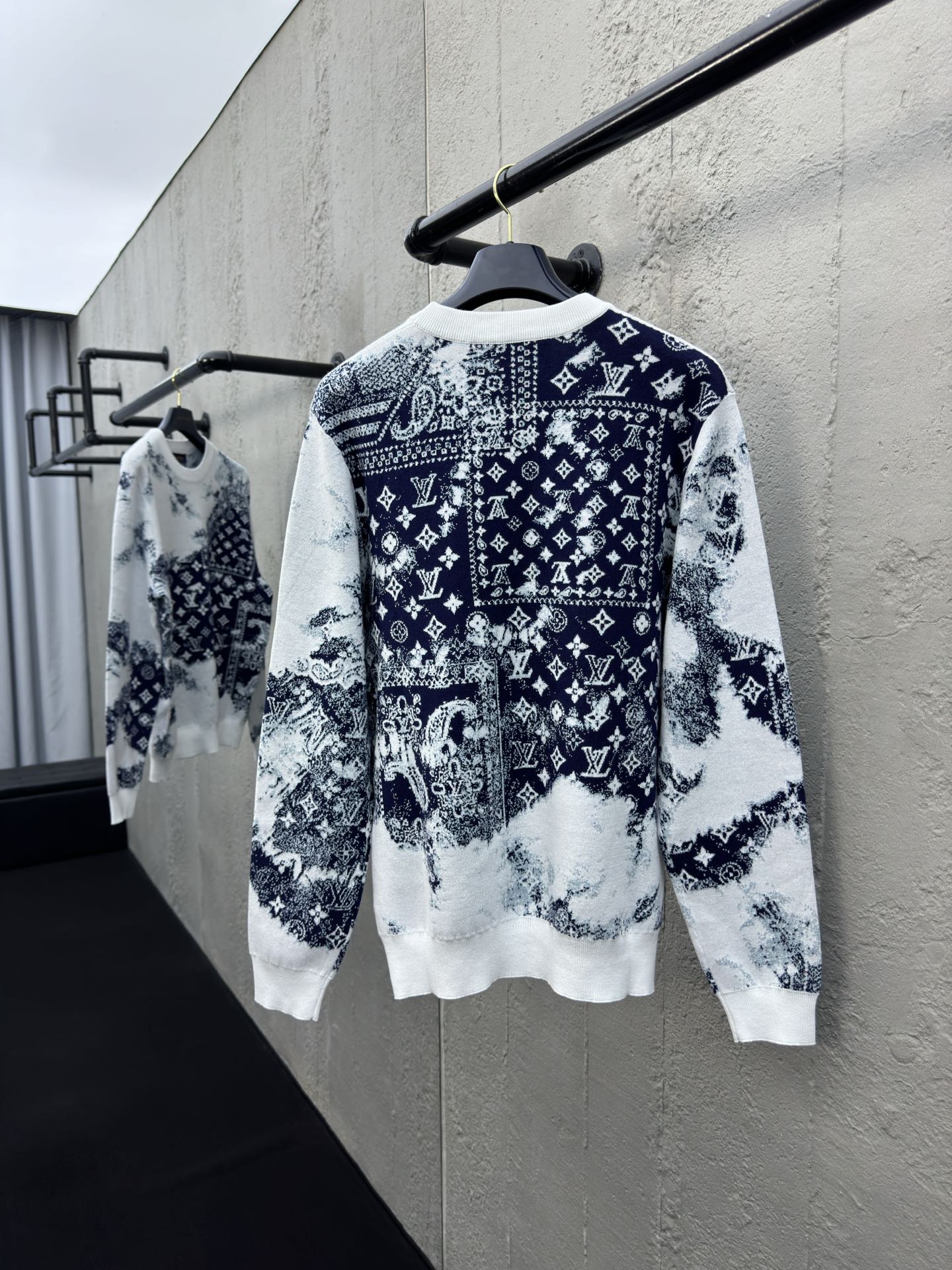 LOUIS VUITTON 蓝白渐变毛衣 2