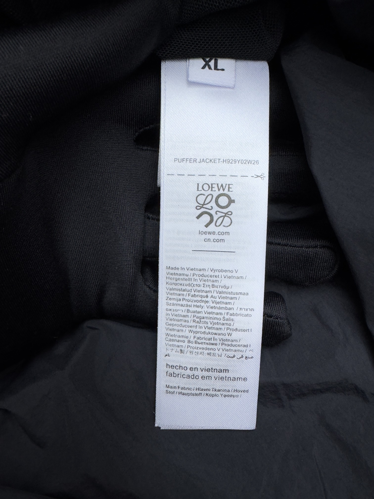 LOEWE X ON昂跑联名羽绒马甲 9