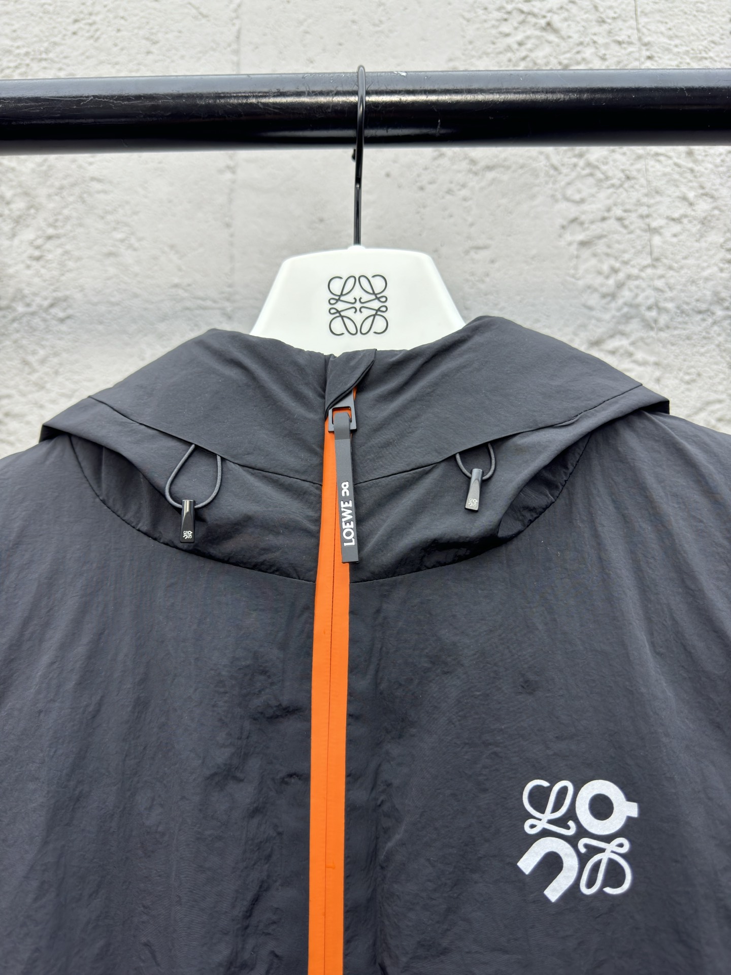 LOEWE X ON昂跑联名羽绒马甲 3