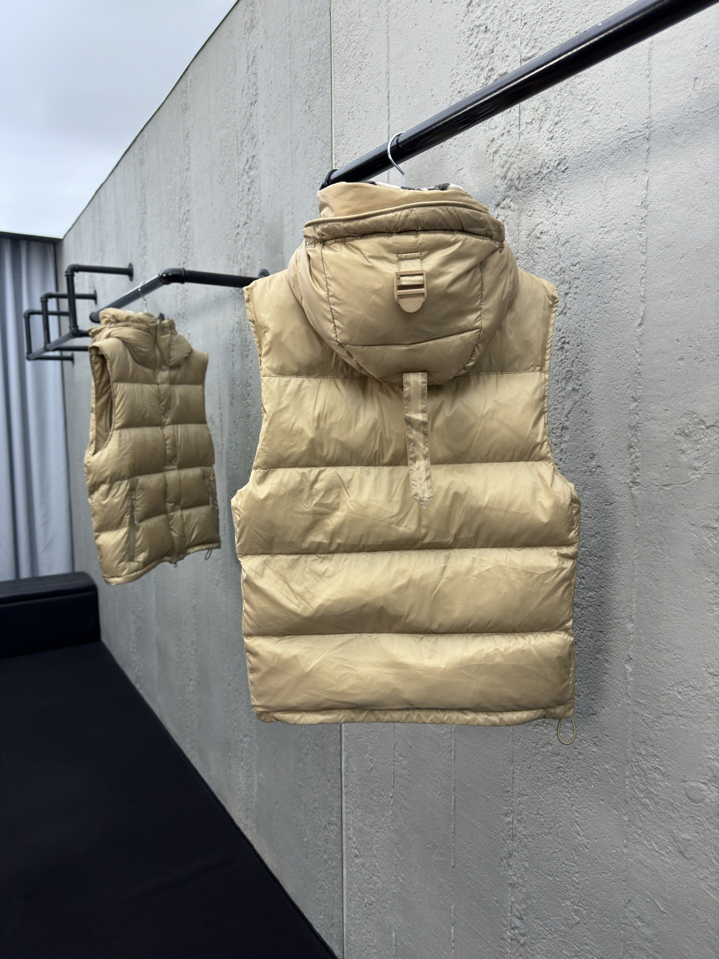 BURBERRY 可拆卸袖子格纹连帽羽绒服 4