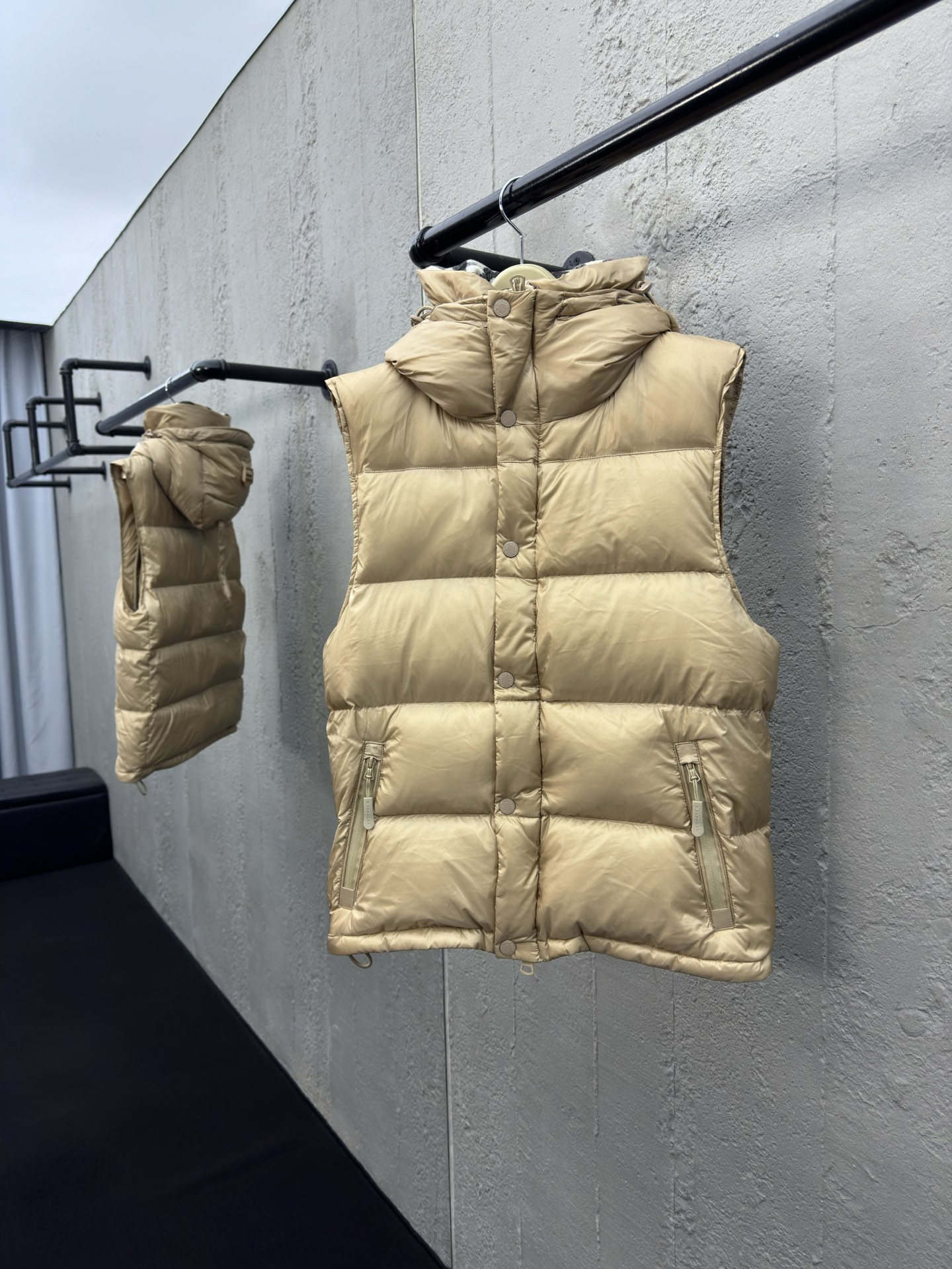 BURBERRY 可拆卸袖子格纹连帽羽绒服 3
