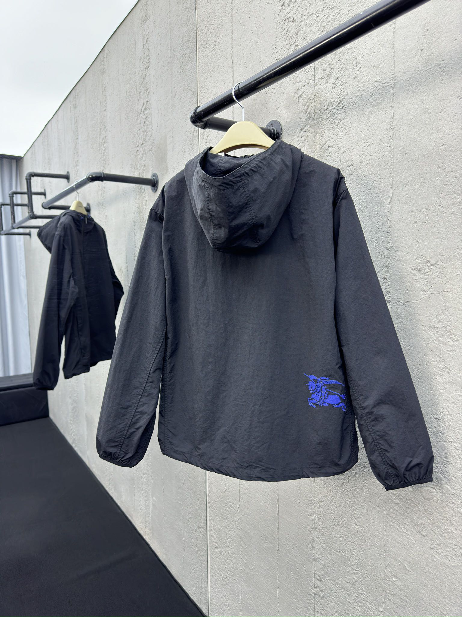 BURBERRY 战马刺绣冲锋衣外套 2