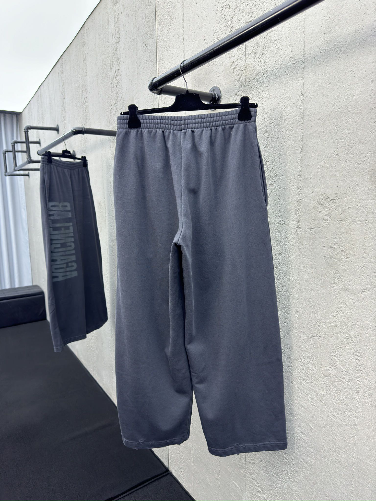 Balenciaga 破坏字母长裤 2
