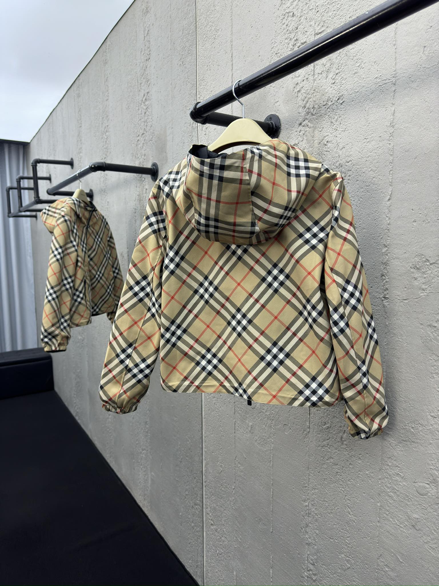 Burberry 斜格纹马术刺绣外套 2