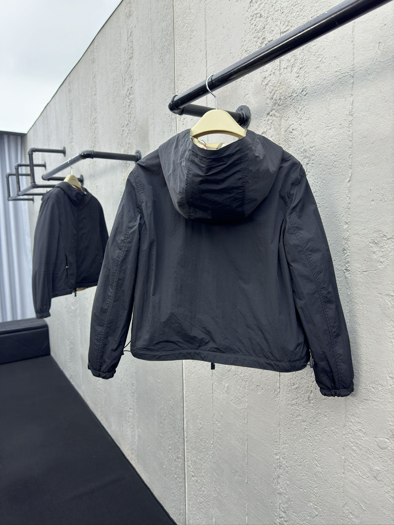 Burberry 斜格纹马术刺绣外套 4