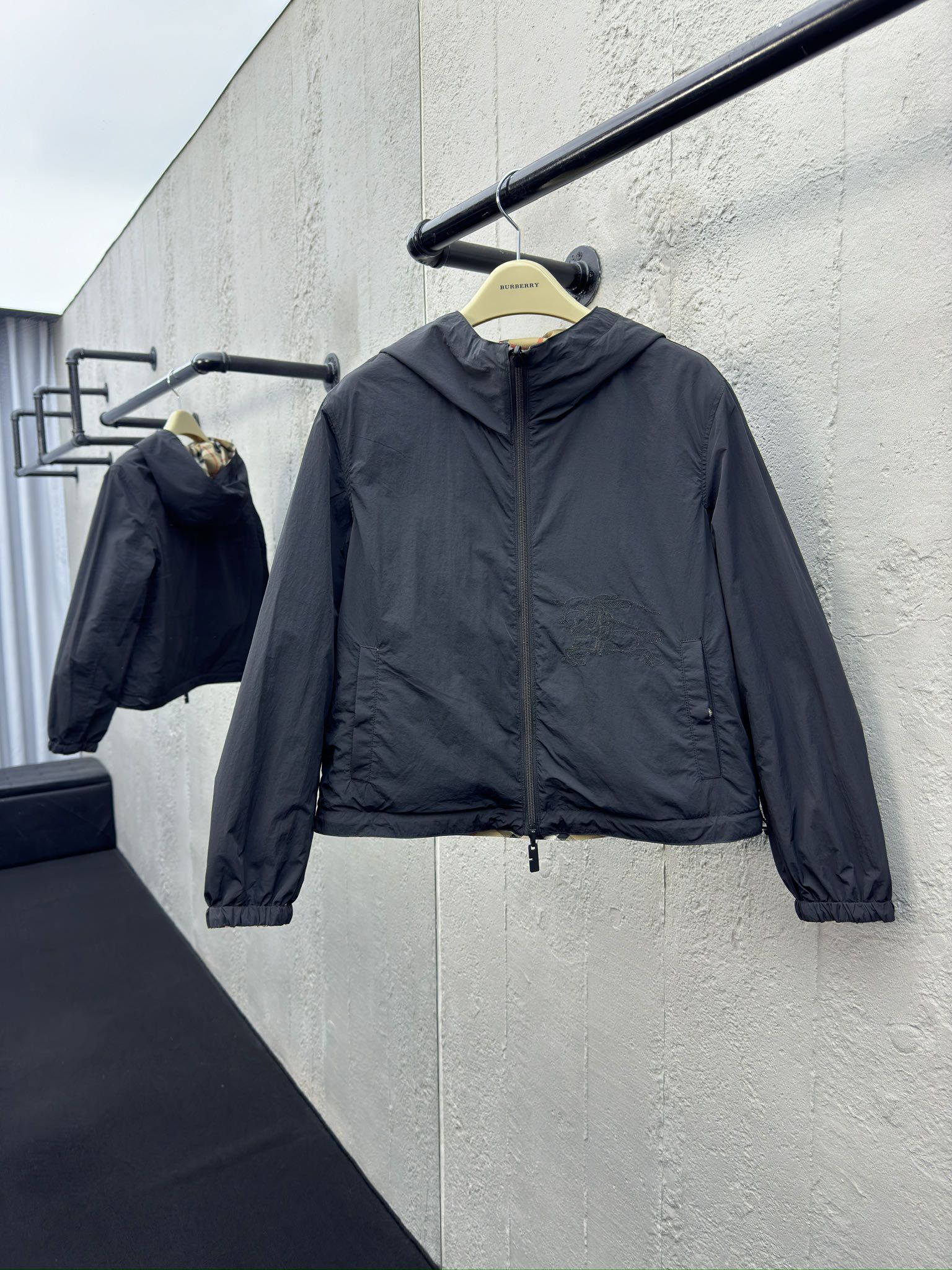 Burberry 斜格纹马术刺绣外套 3