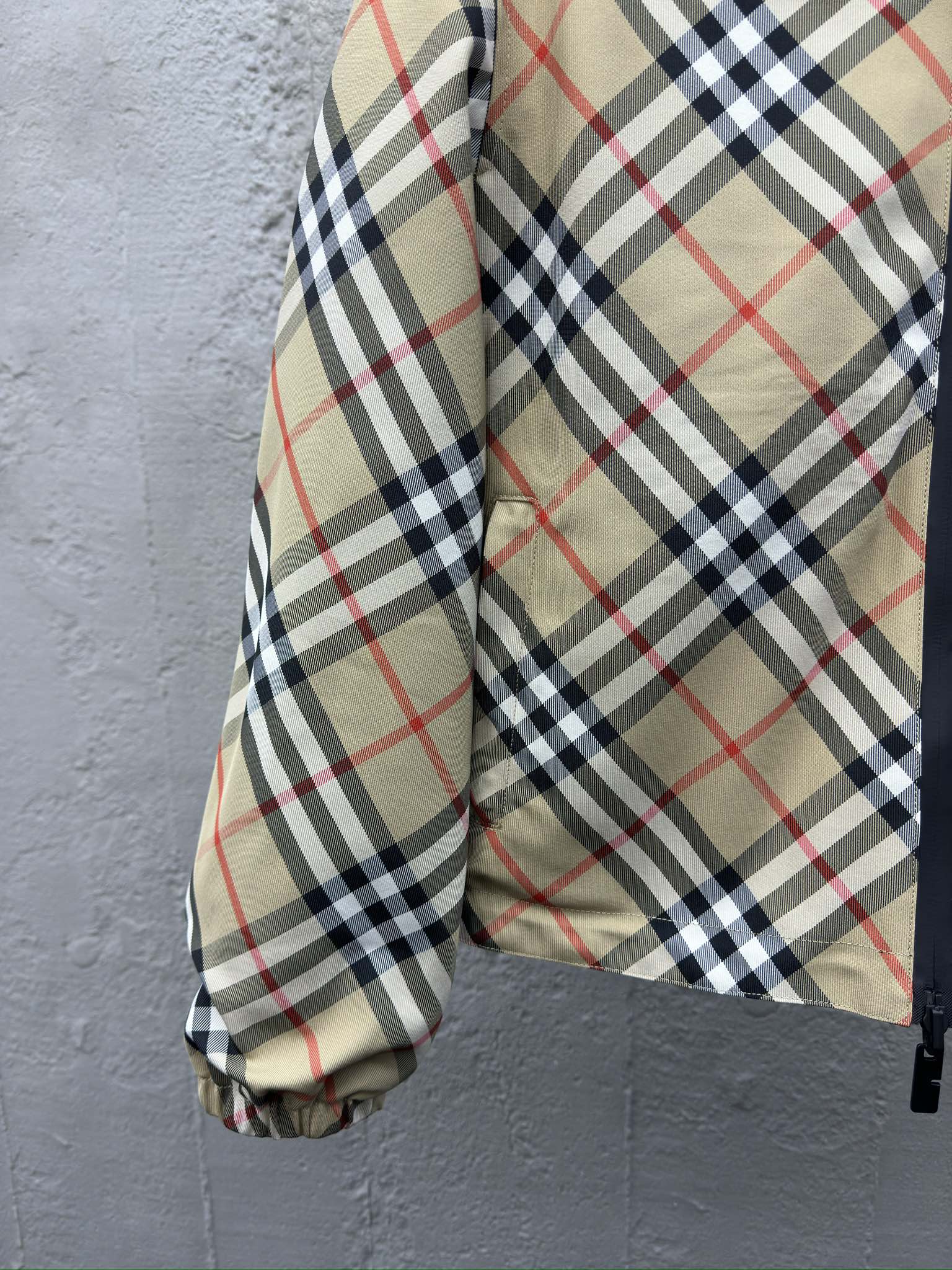 Burberry 斜格纹马术刺绣外套 8