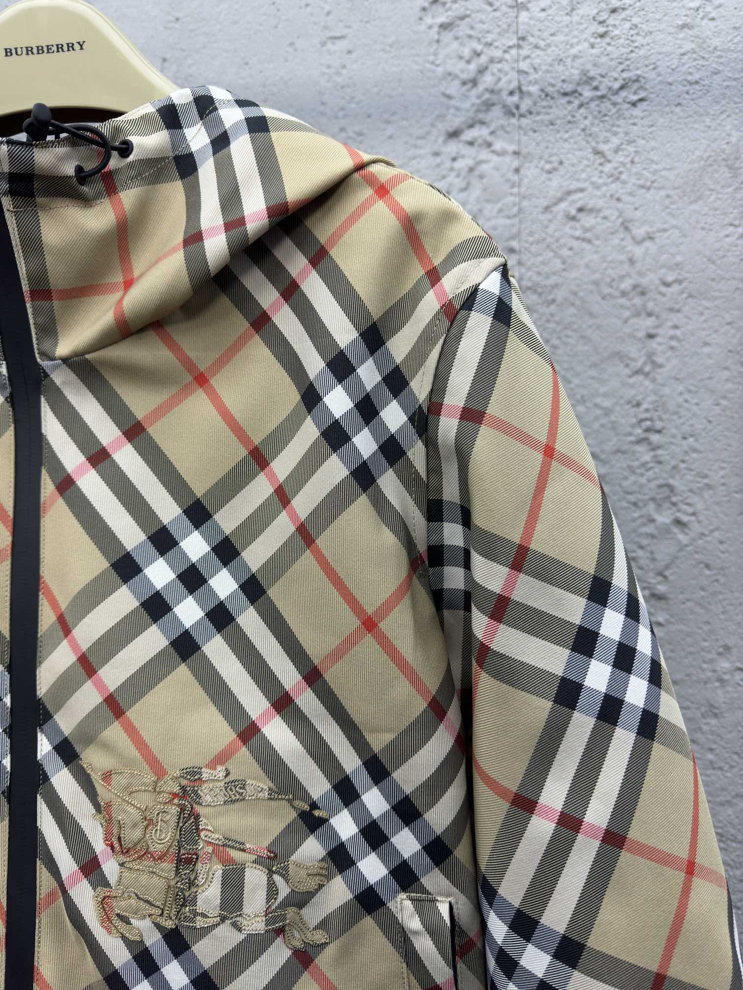 Burberry 斜格纹马术刺绣外套 7