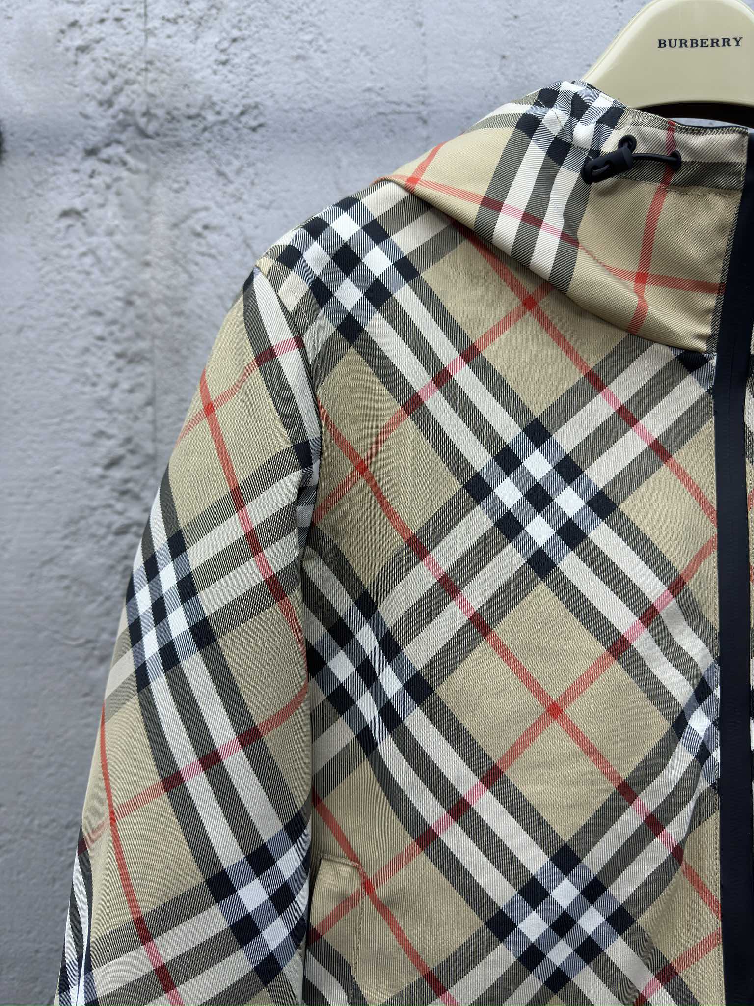 Burberry 斜格纹马术刺绣外套 6