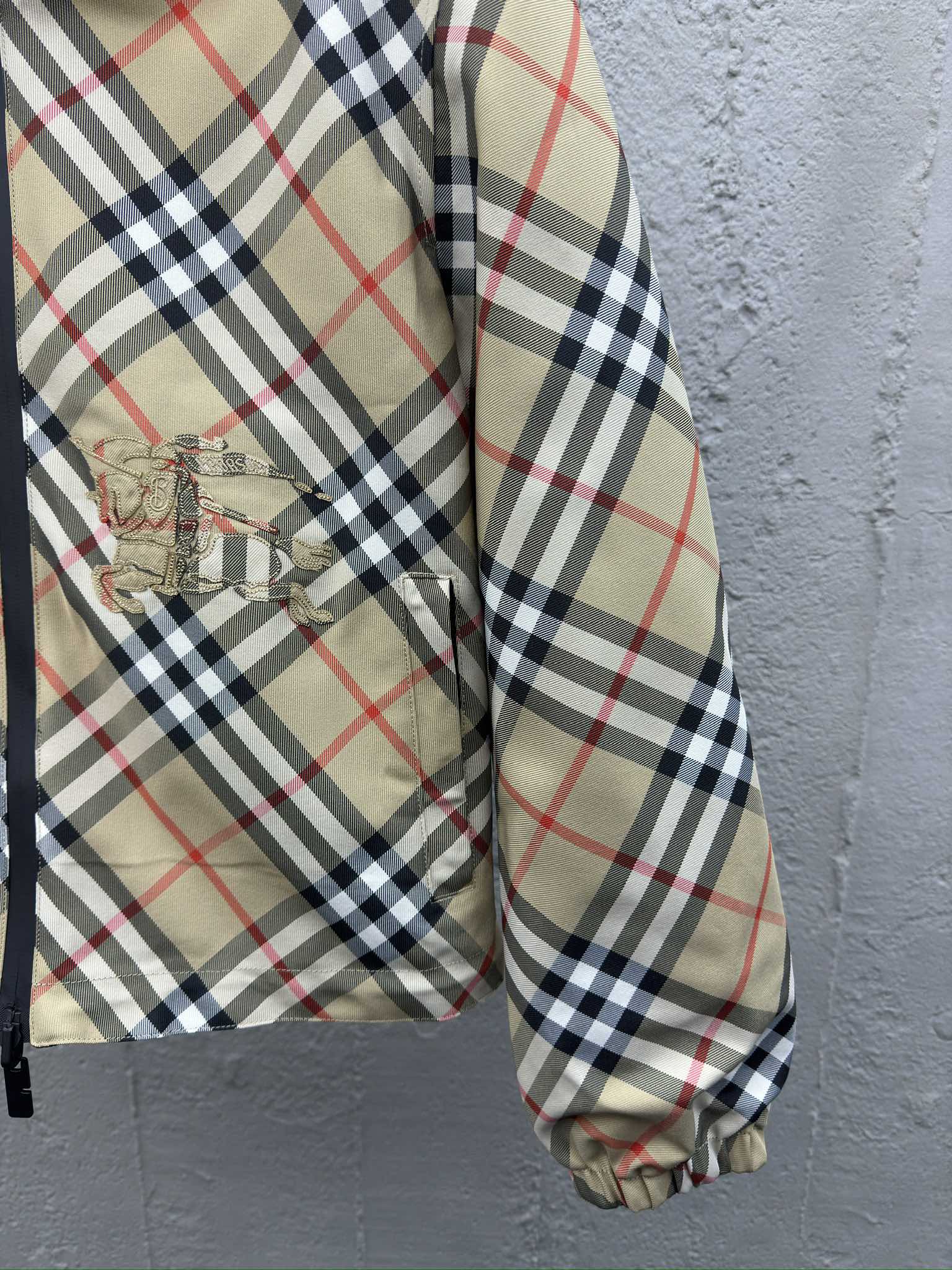 Burberry 斜格纹马术刺绣外套 9