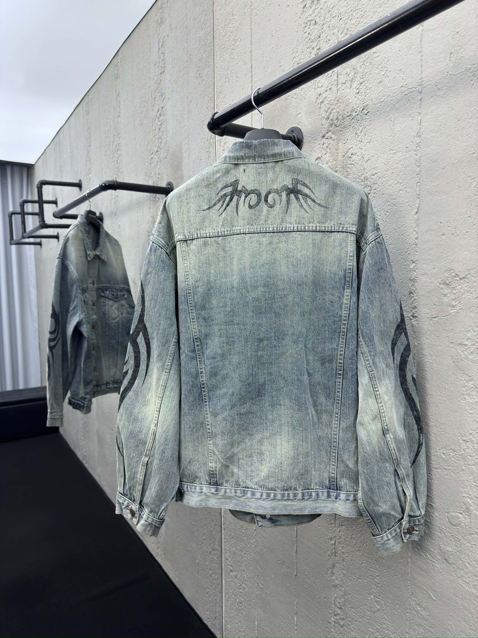 Balenciaga 手绘涂鸦牛仔外套 2
