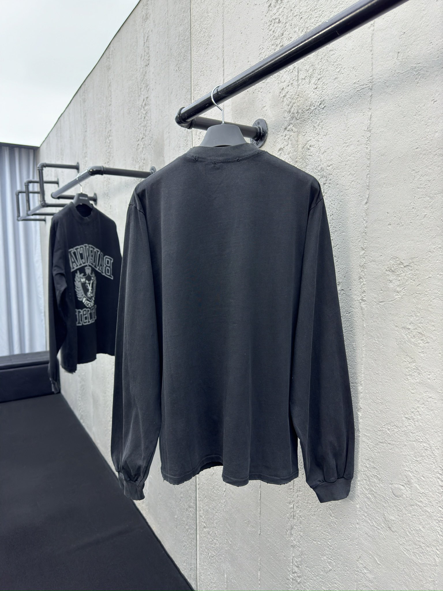 Balenciaga 剪刀手发泡印花长袖 2