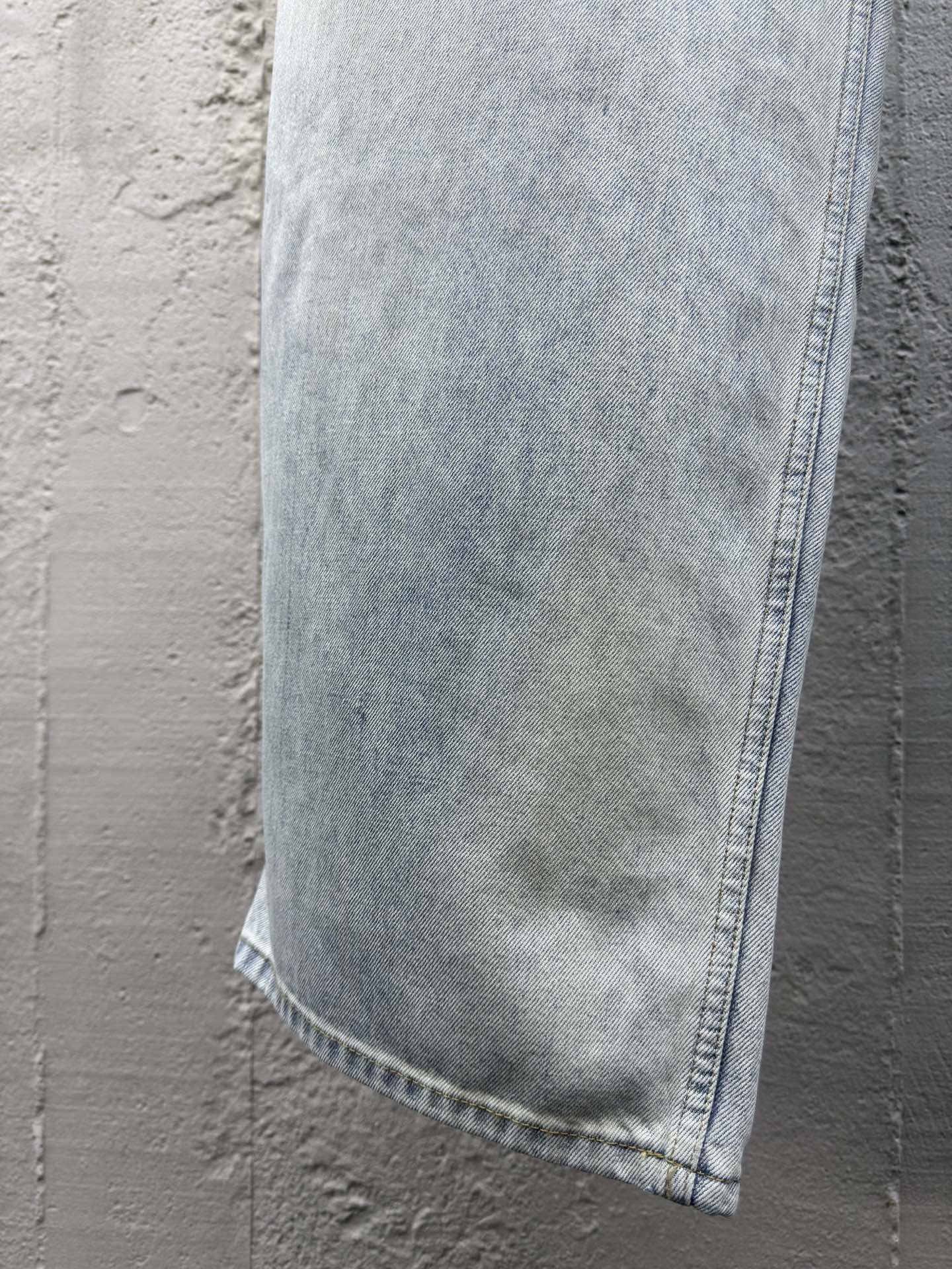 Balenciaga 卡纸标签阔腿牛仔裤 6