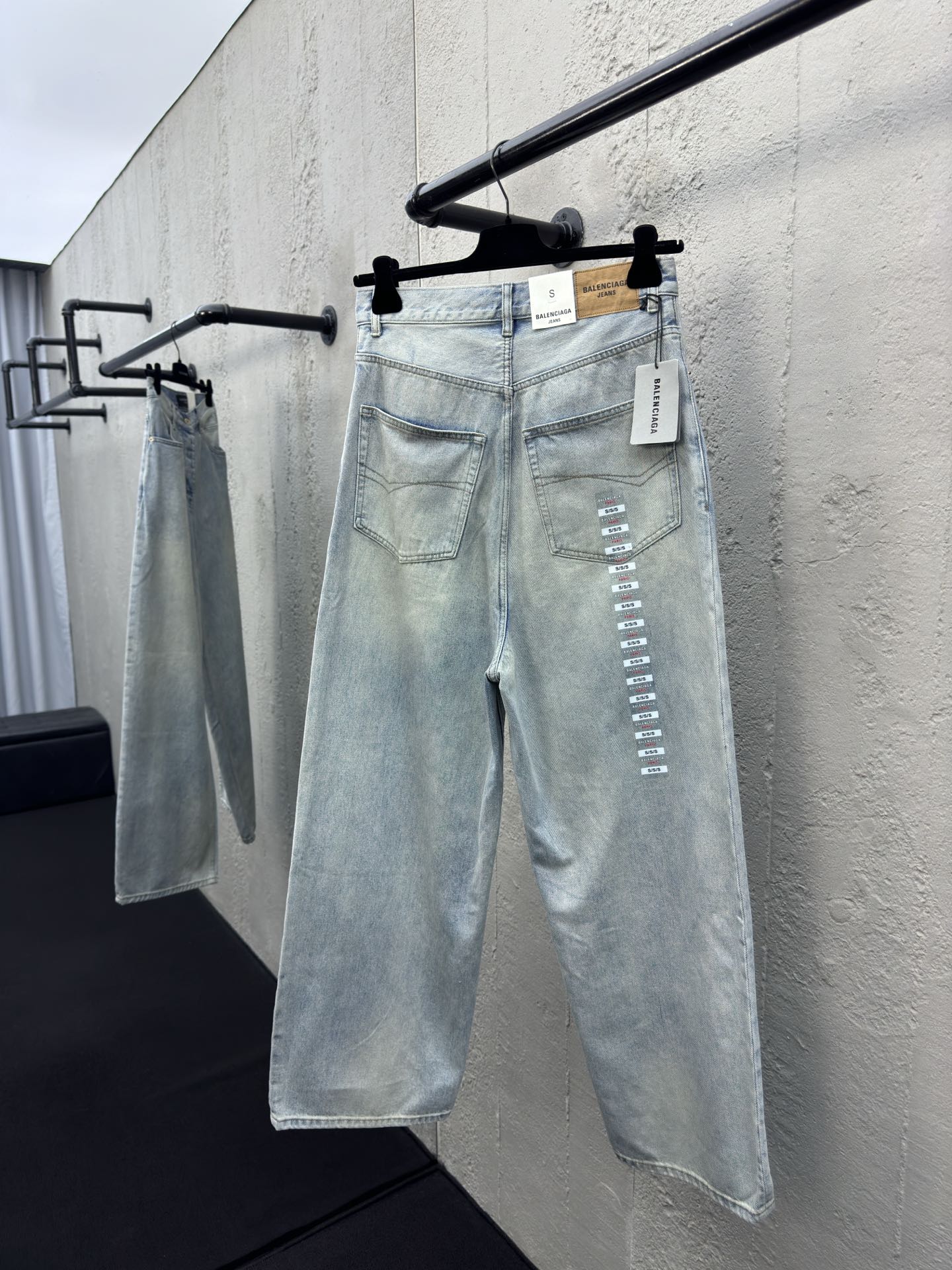 Balenciaga 卡纸标签阔腿牛仔裤 2