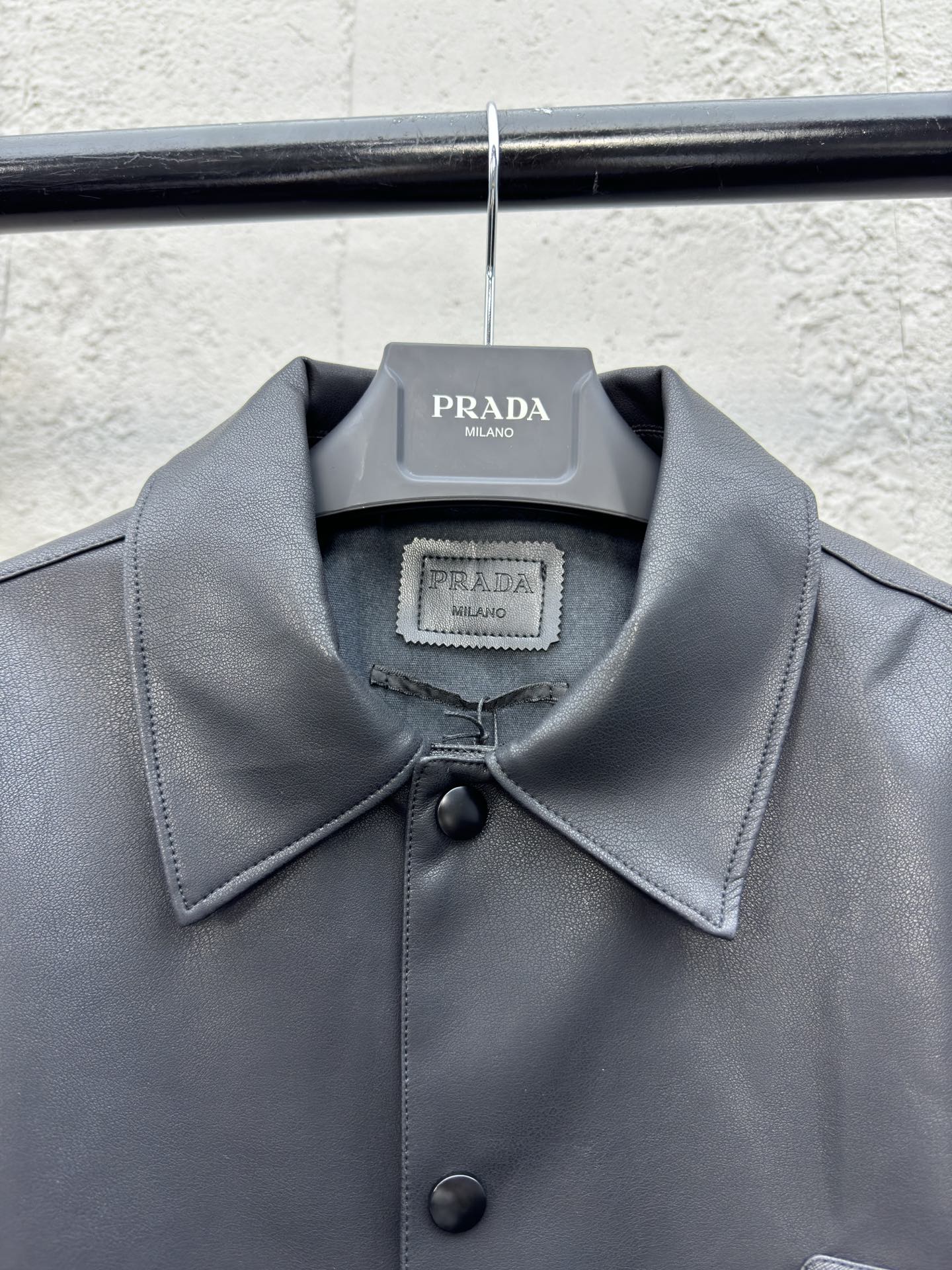 PRADA 小羊皮三角标皮衣外套 3