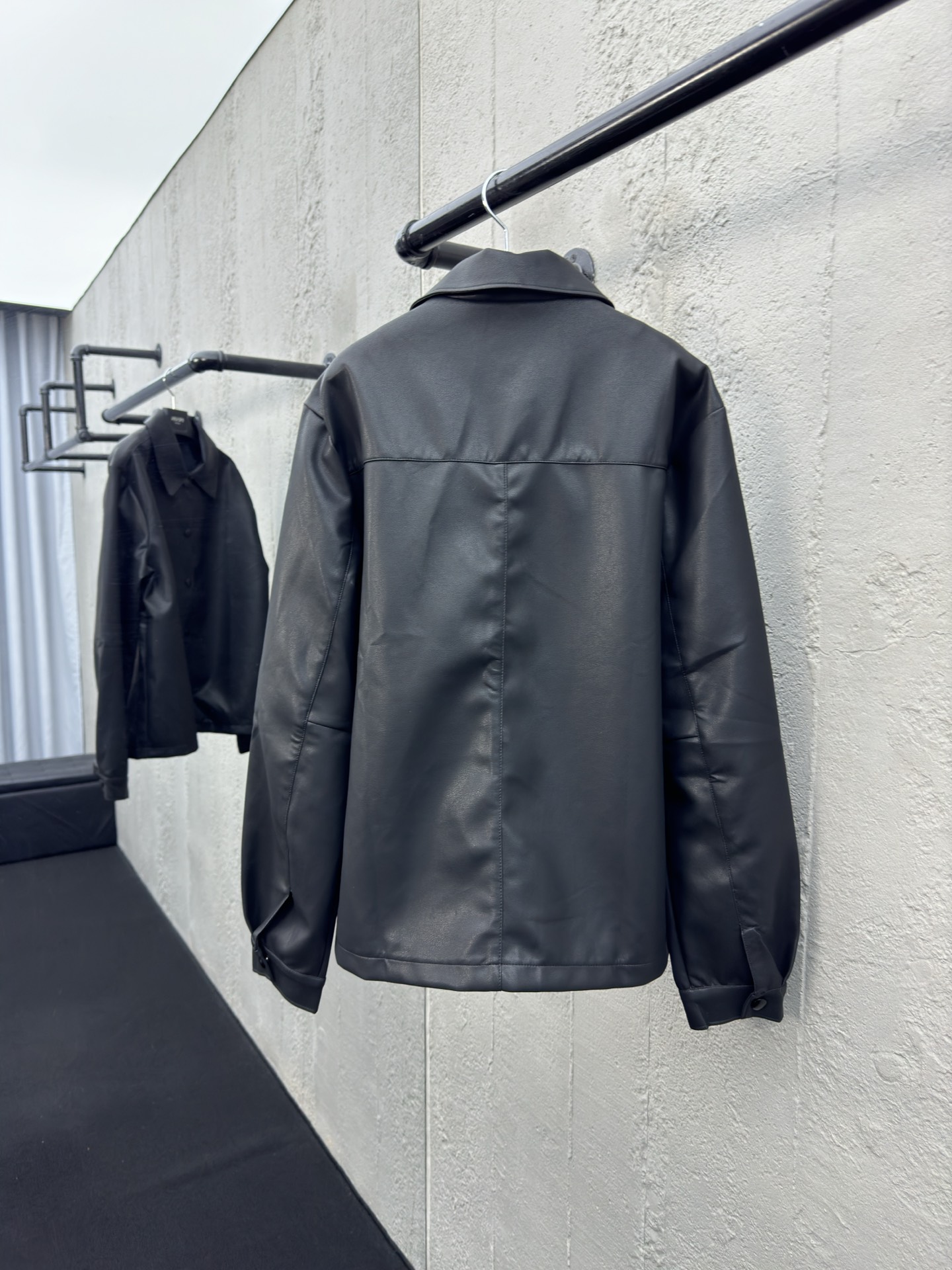 PRADA 小羊皮三角标皮衣外套 2