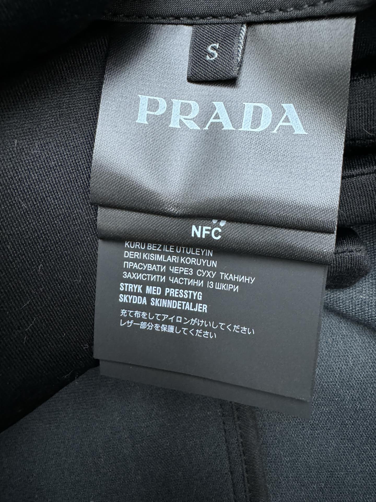PRADA 小羊皮三角标皮衣外套 9