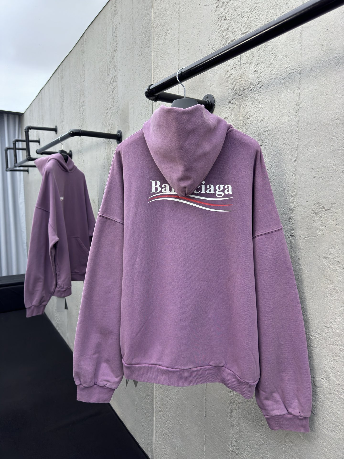 Balenciaga 可乐波浪纹裂字母帽衫 2