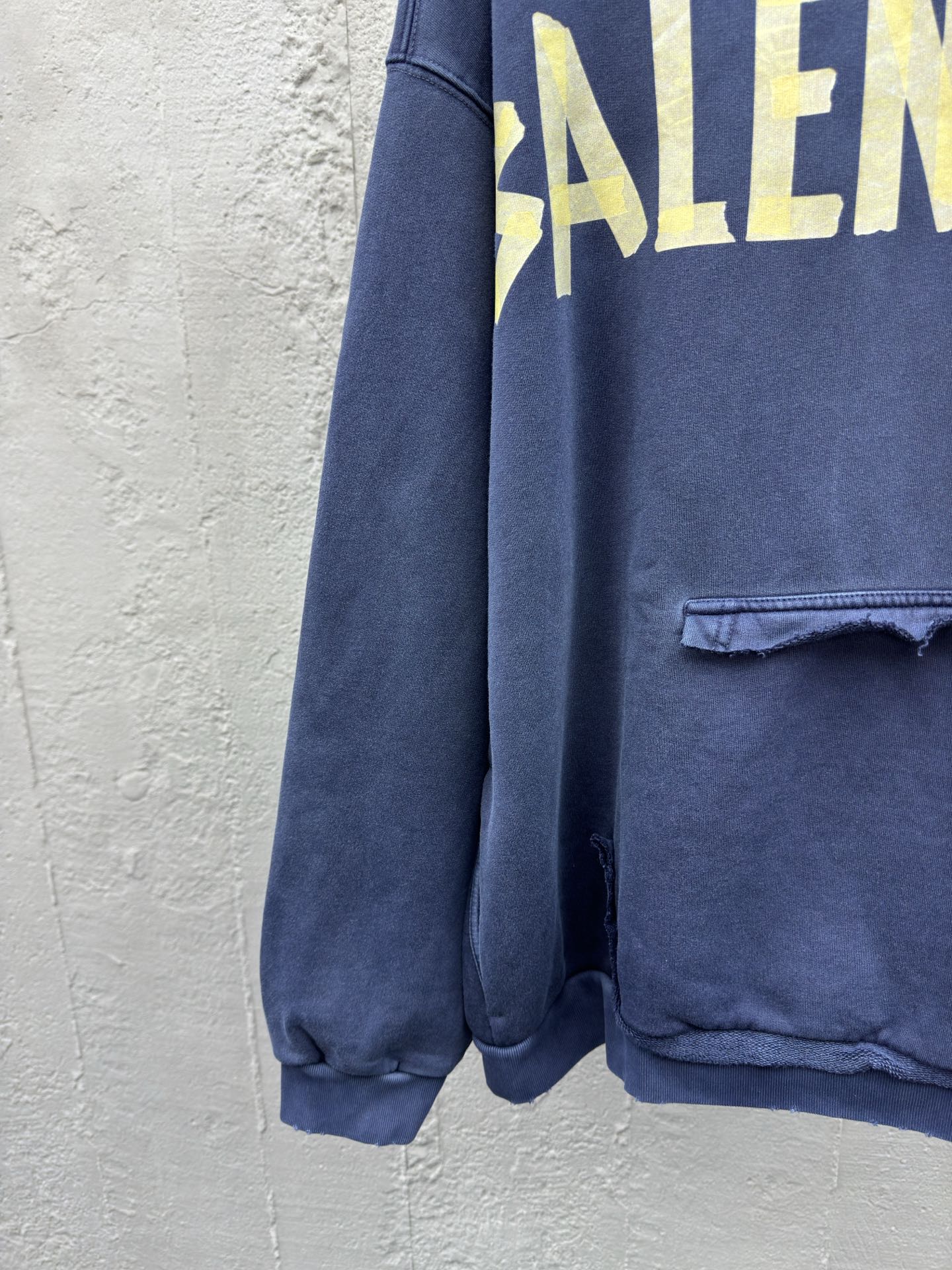 Balenciaga 美纹纸连帽卫衣 6