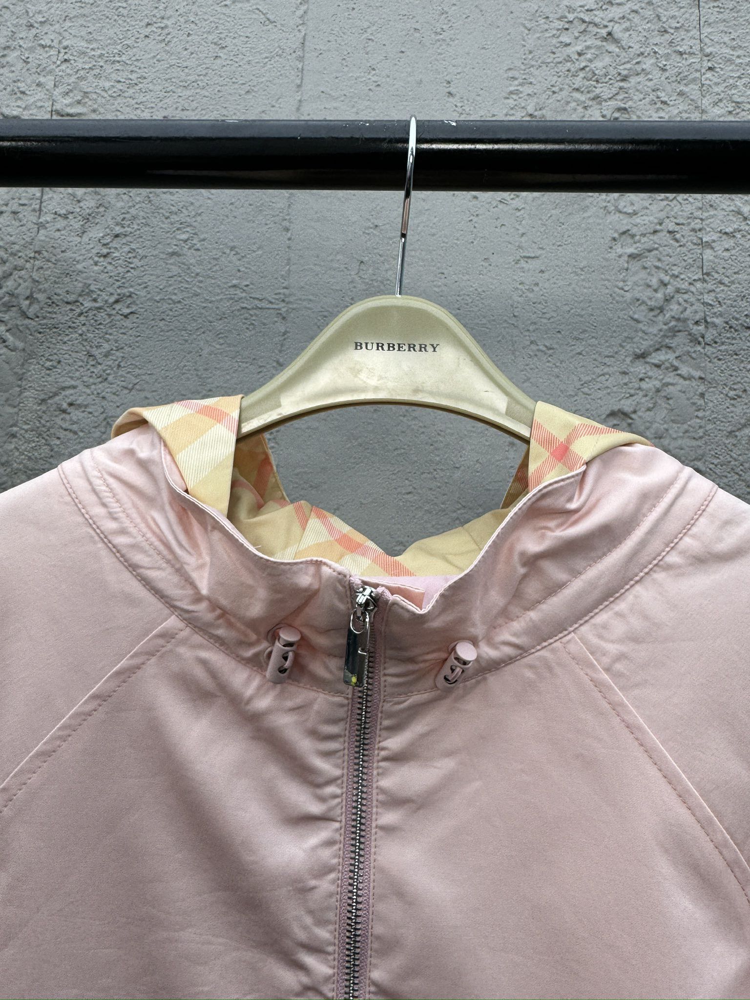 Burberry 轻薄三色防晒衣外套 3
