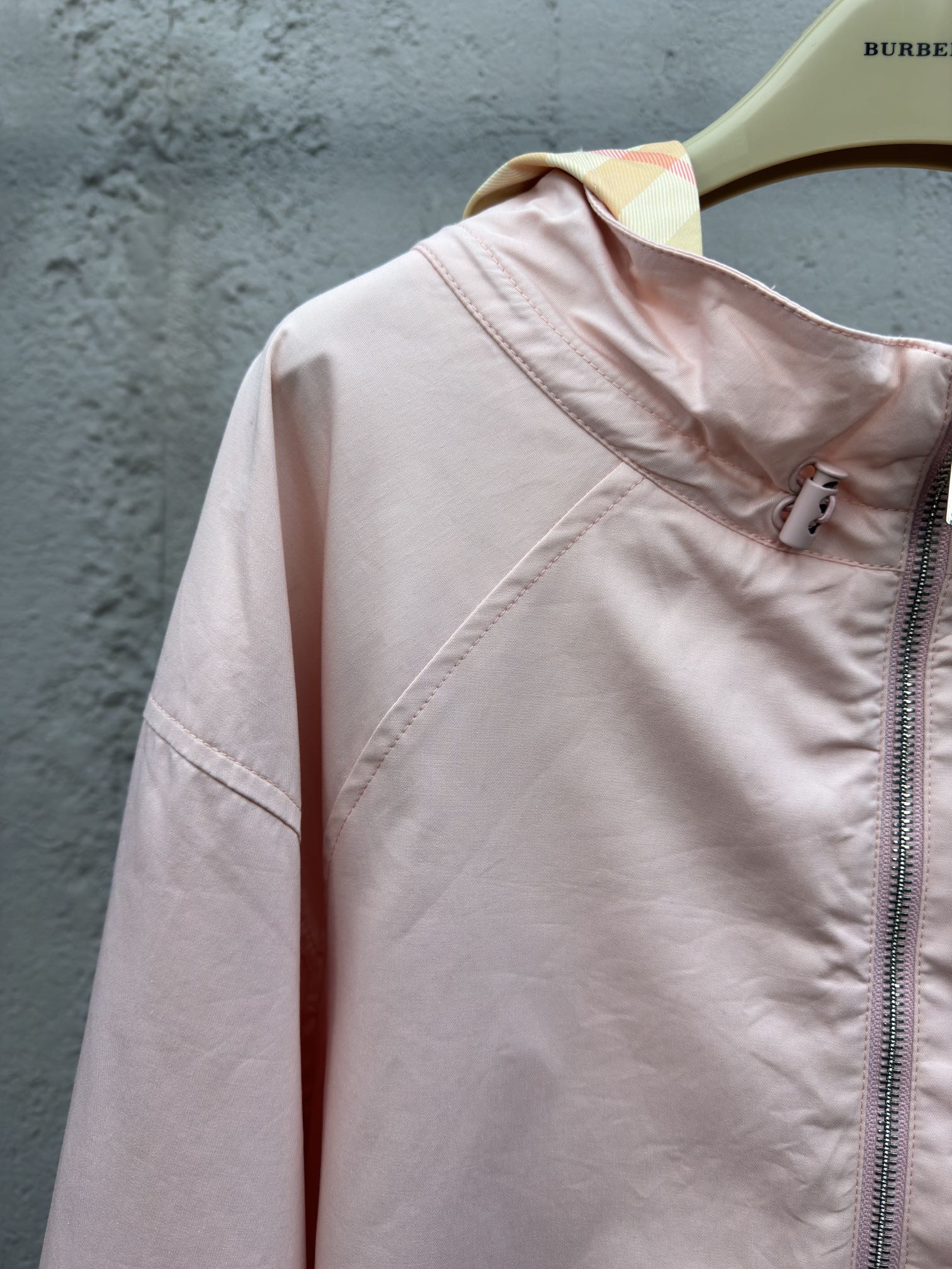 Burberry 轻薄三色防晒衣外套 4
