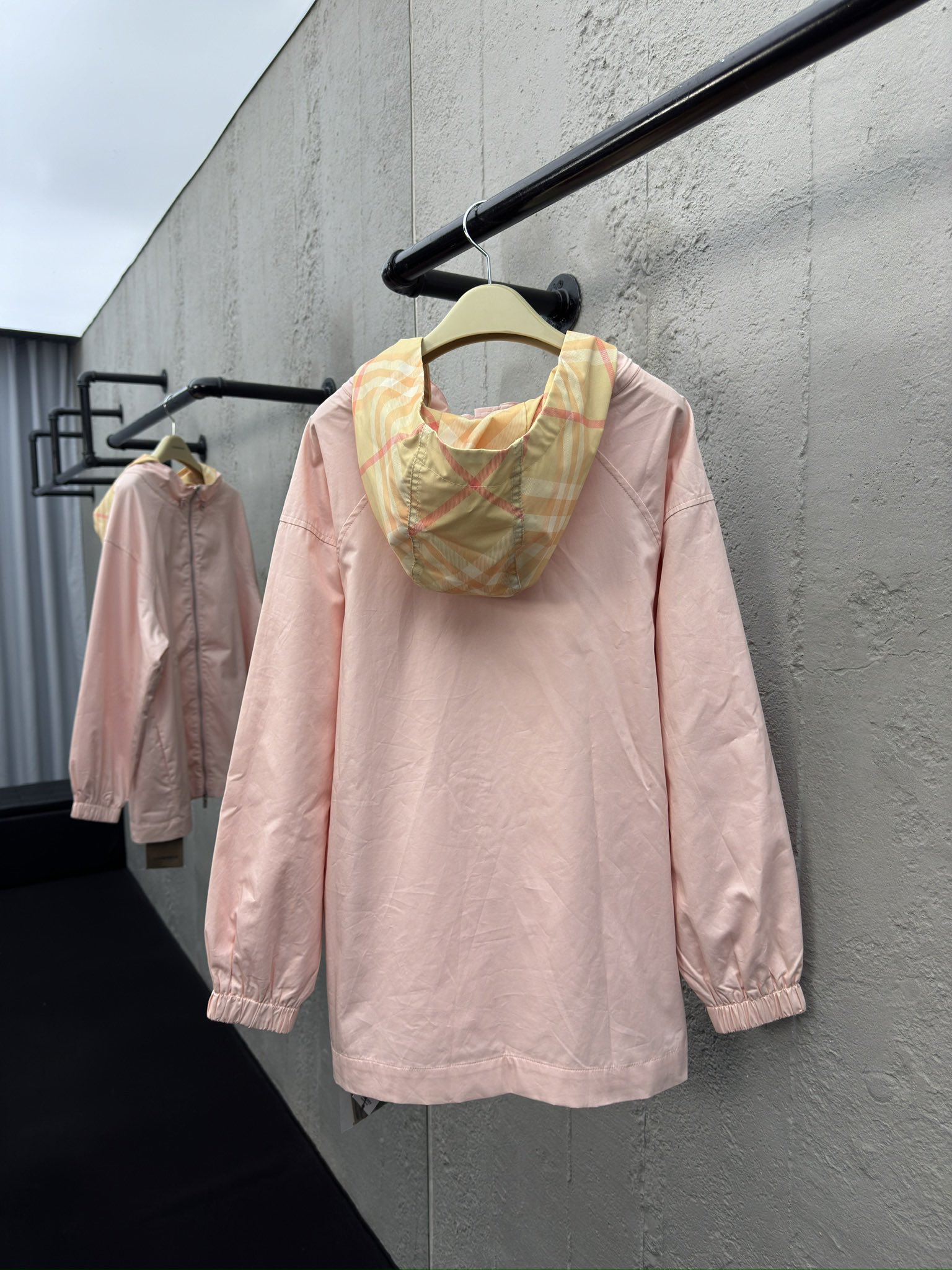 Burberry 轻薄三色防晒衣外套 2