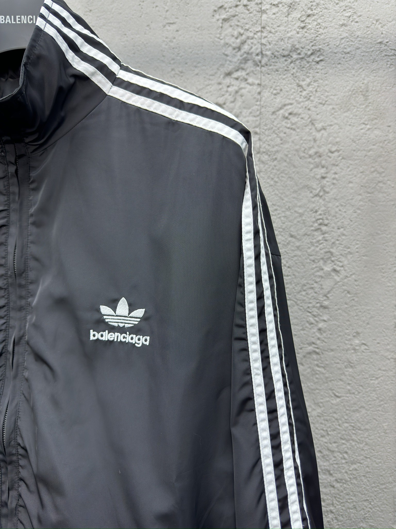 Balenciaga X AD联名 三叶草梭织运动外套 5