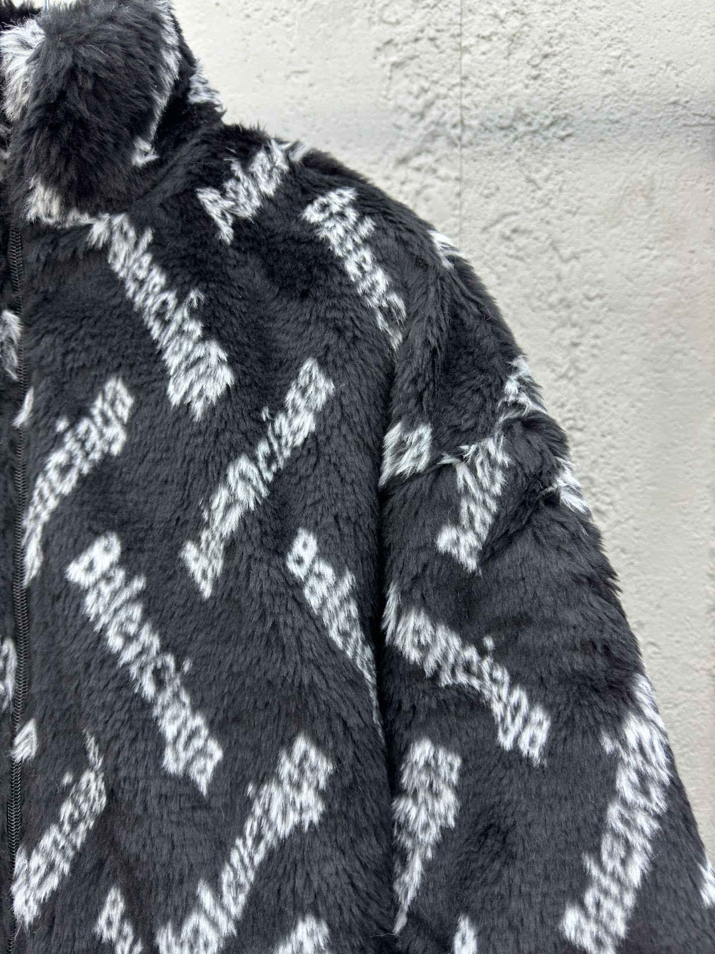 Balenciaga 羊羔毛弹幕外套 5