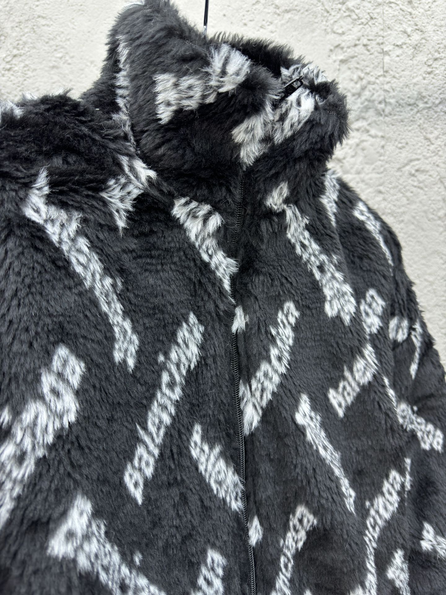 Balenciaga 羊羔毛弹幕外套 8
