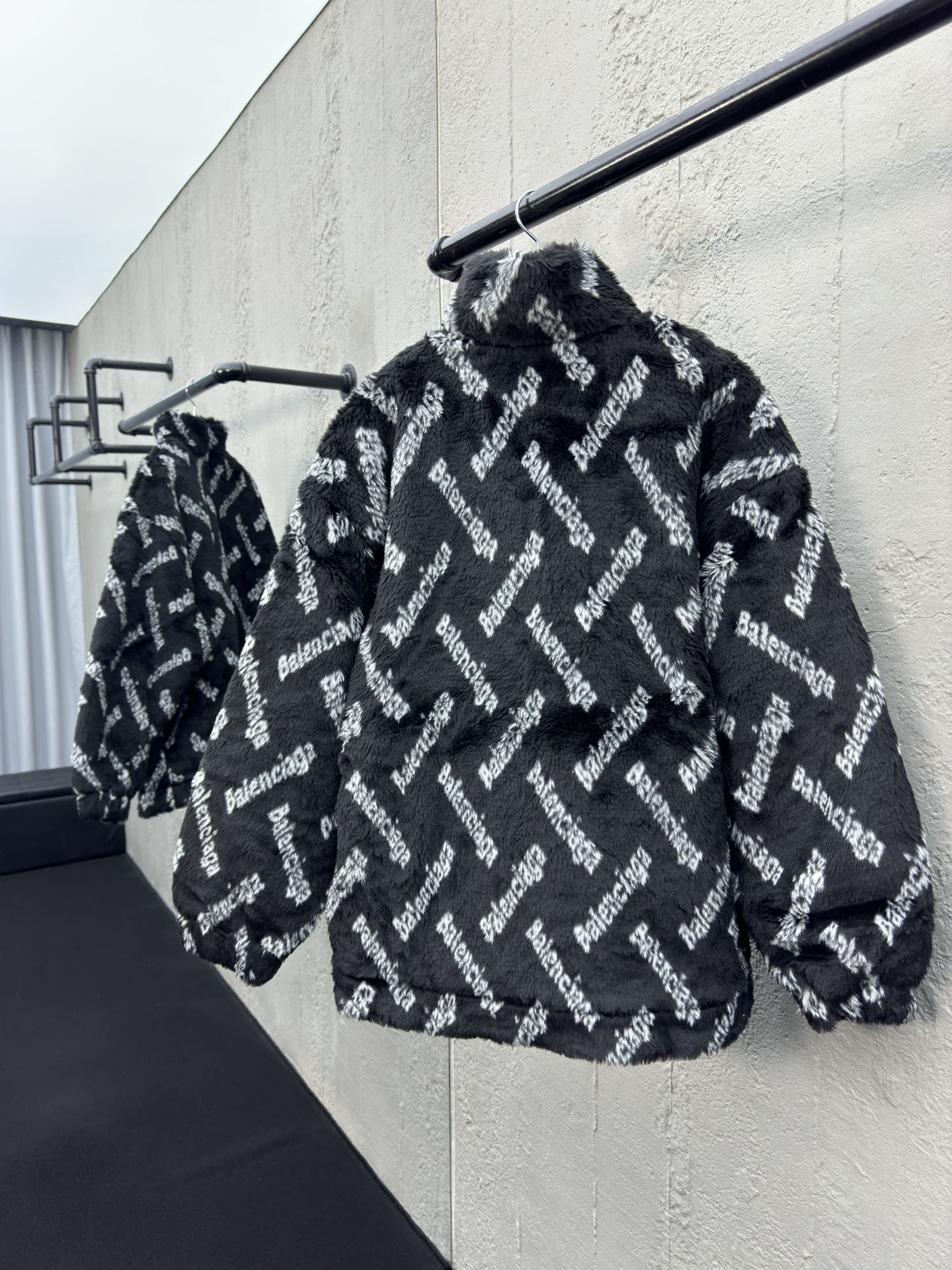 Balenciaga 羊羔毛弹幕外套 2