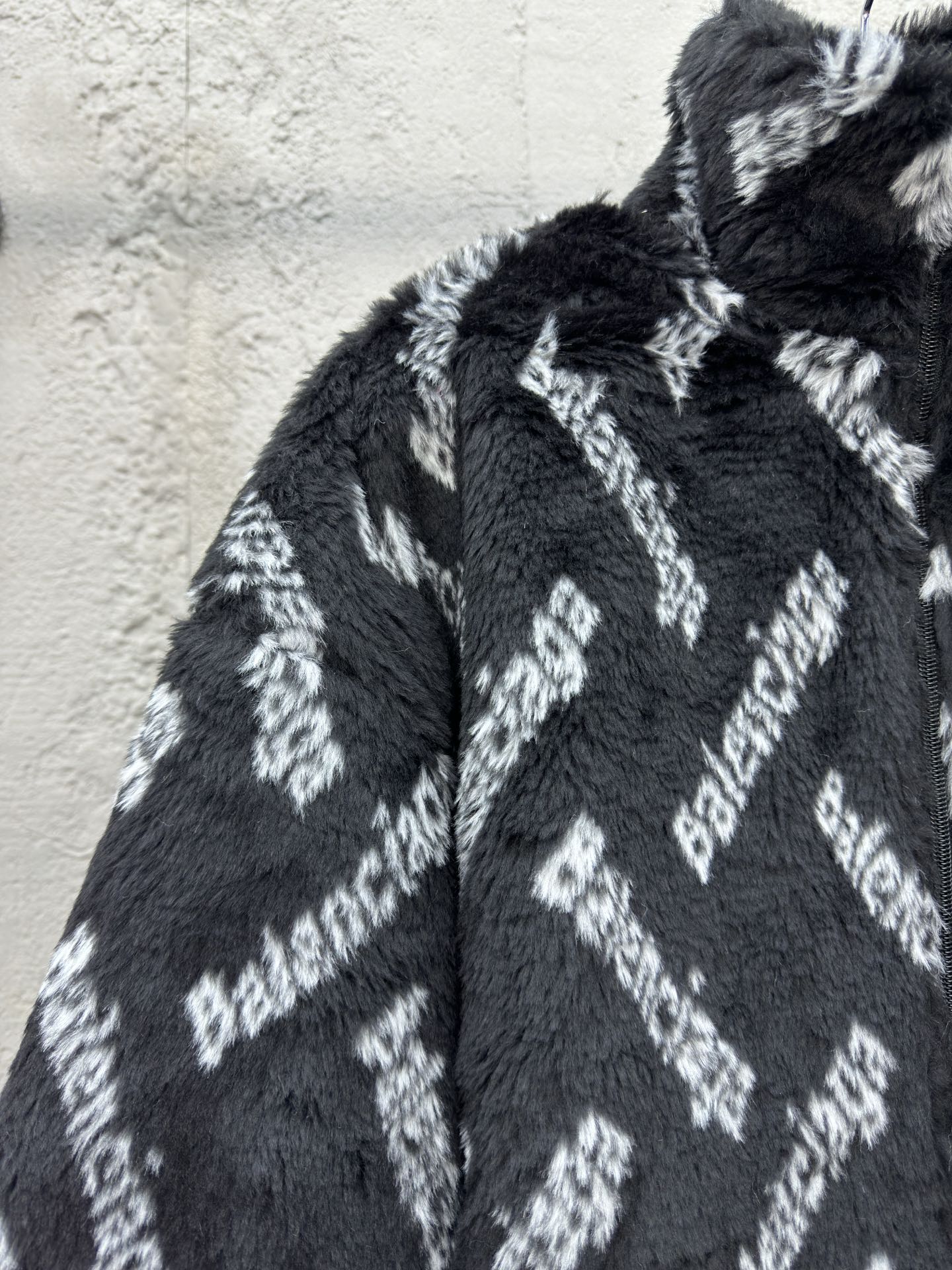 Balenciaga 羊羔毛弹幕外套 4