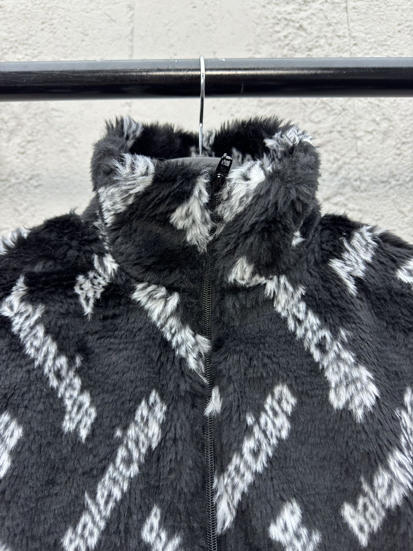 Balenciaga 羊羔毛弹幕外套 3