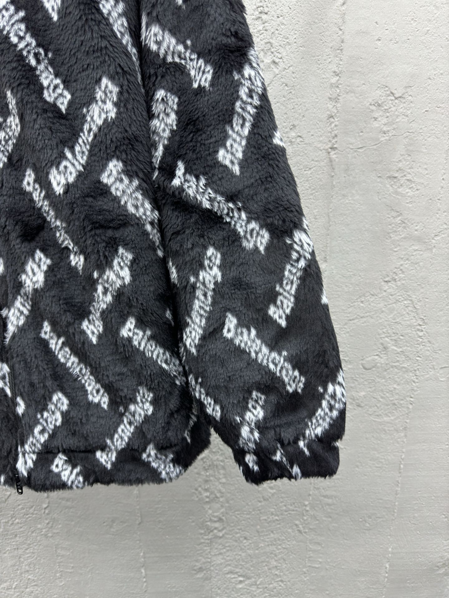 Balenciaga 羊羔毛弹幕外套 7