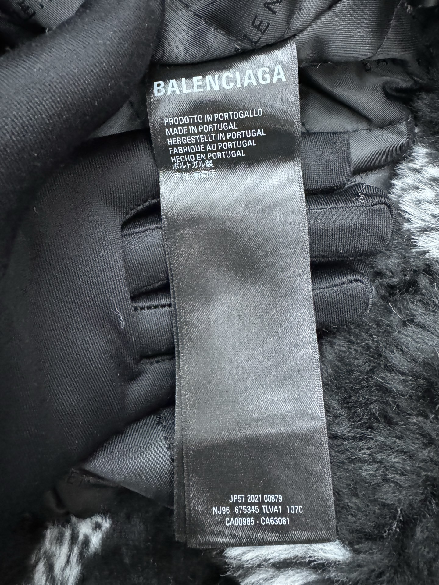 Balenciaga 羊羔毛弹幕外套 9