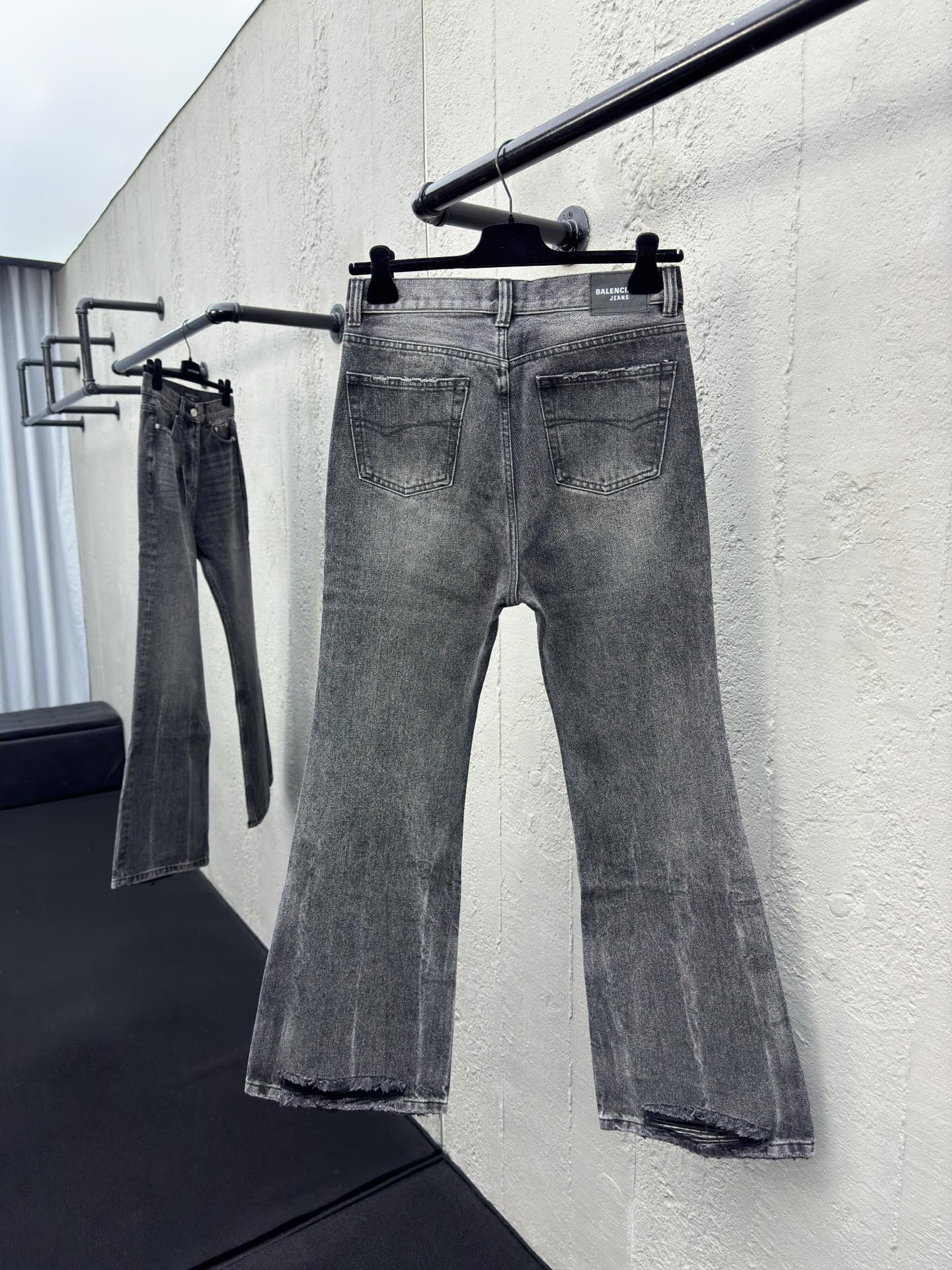 Balenciaga 喇叭破坏做旧牛仔裤 2