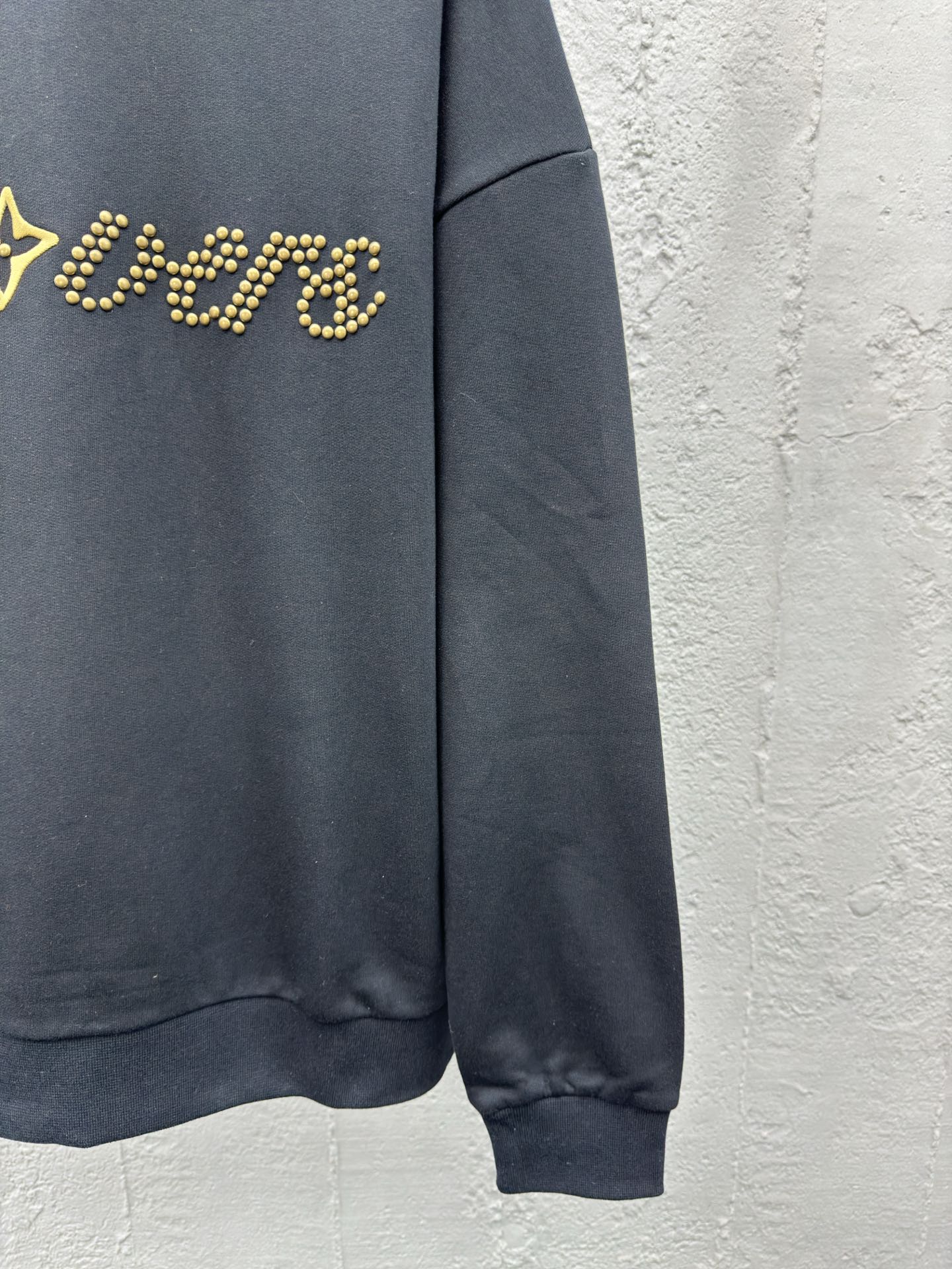 LOUIS VUITTON 铆钉珍珠卫衣 7