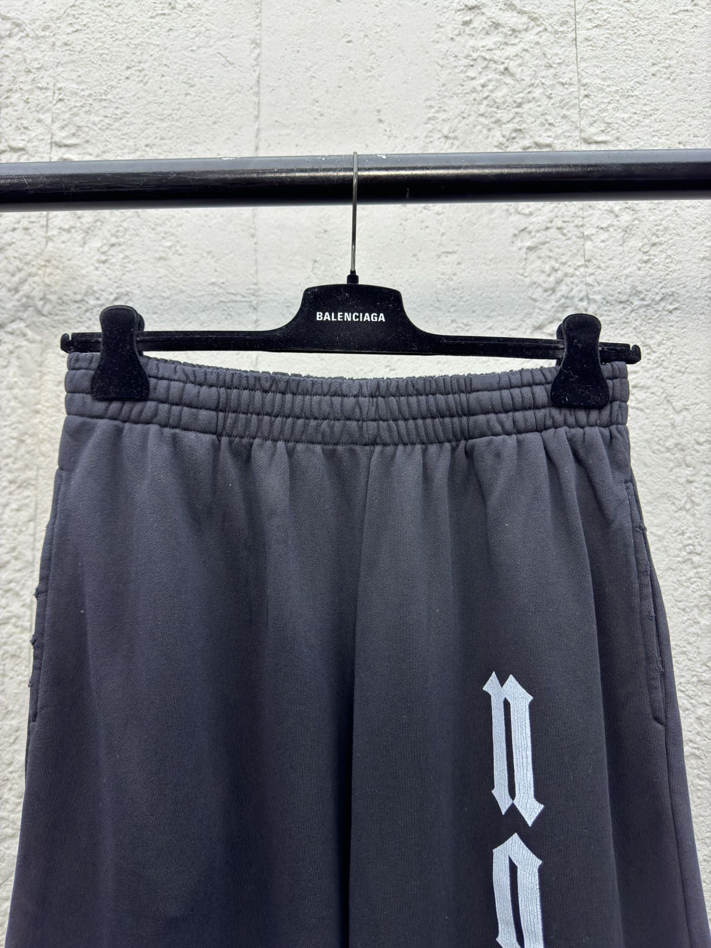 Balenciaga No 裂纹印花卫裤 3
