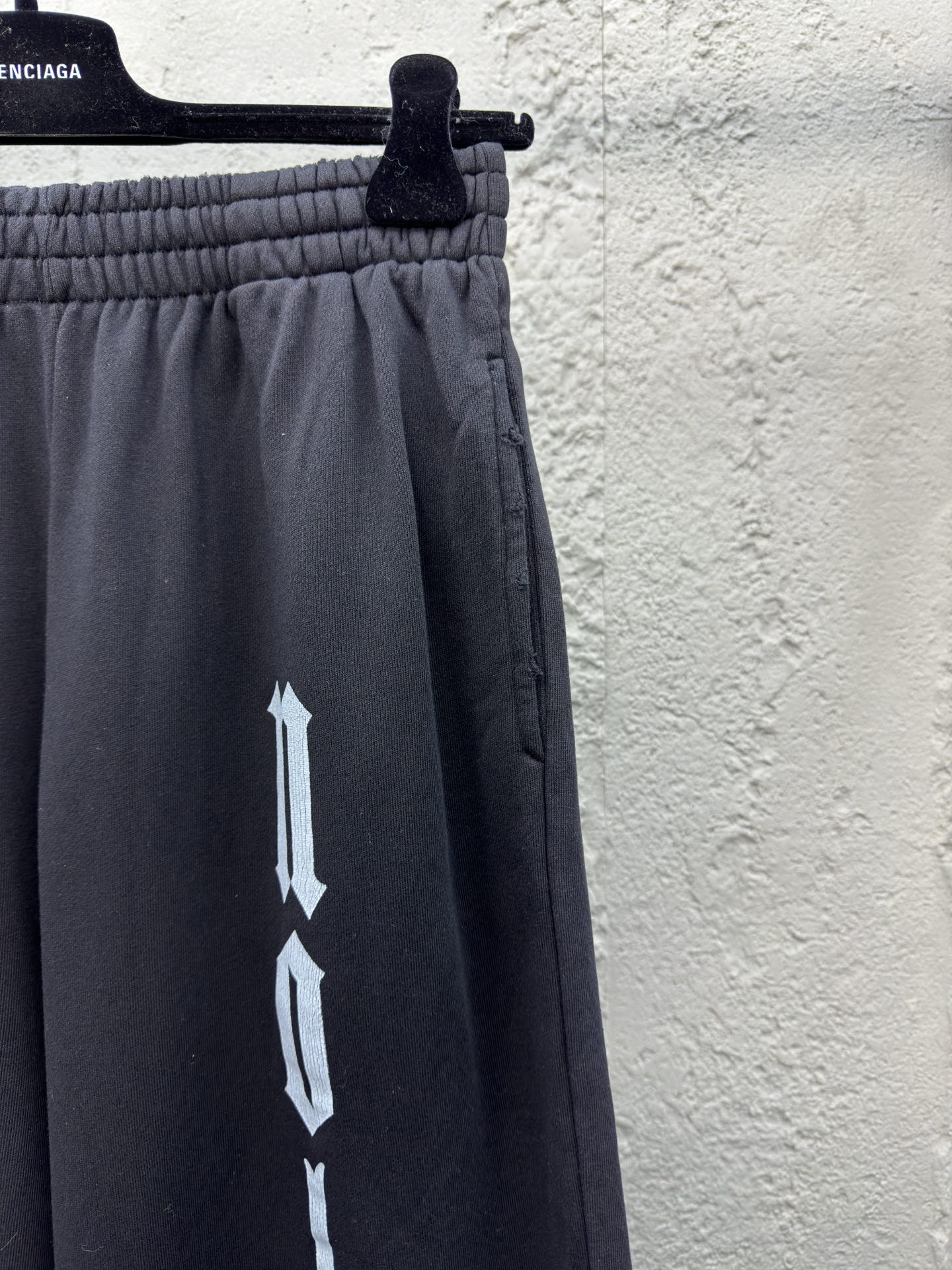 Balenciaga No 裂纹印花卫裤 5
