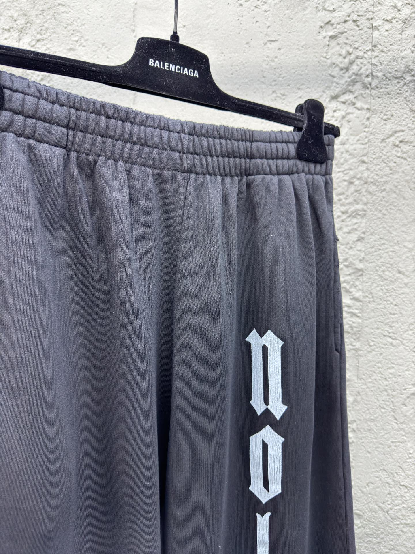 Balenciaga No 裂纹印花卫裤 8