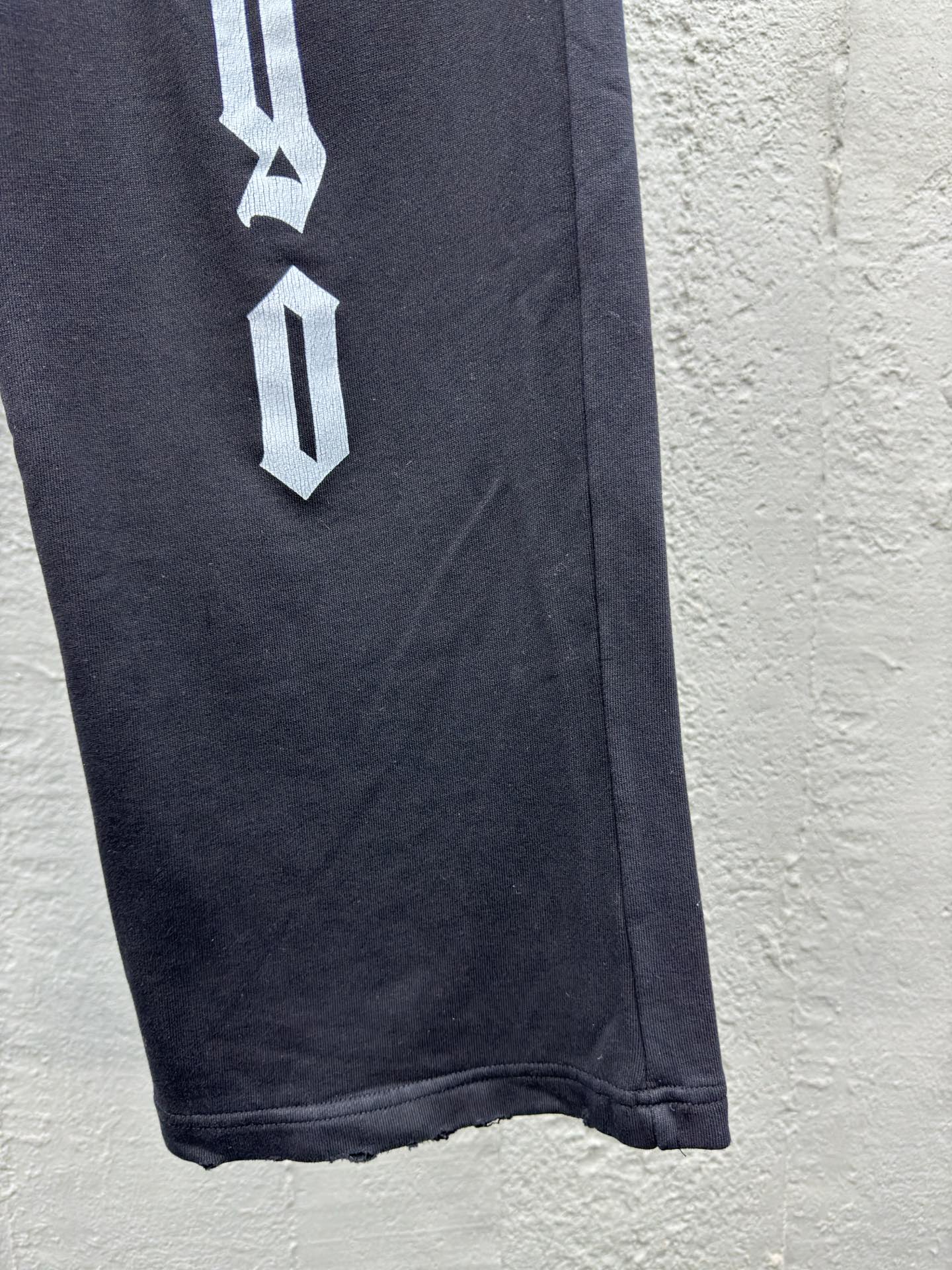 Balenciaga No 裂纹印花卫裤 7